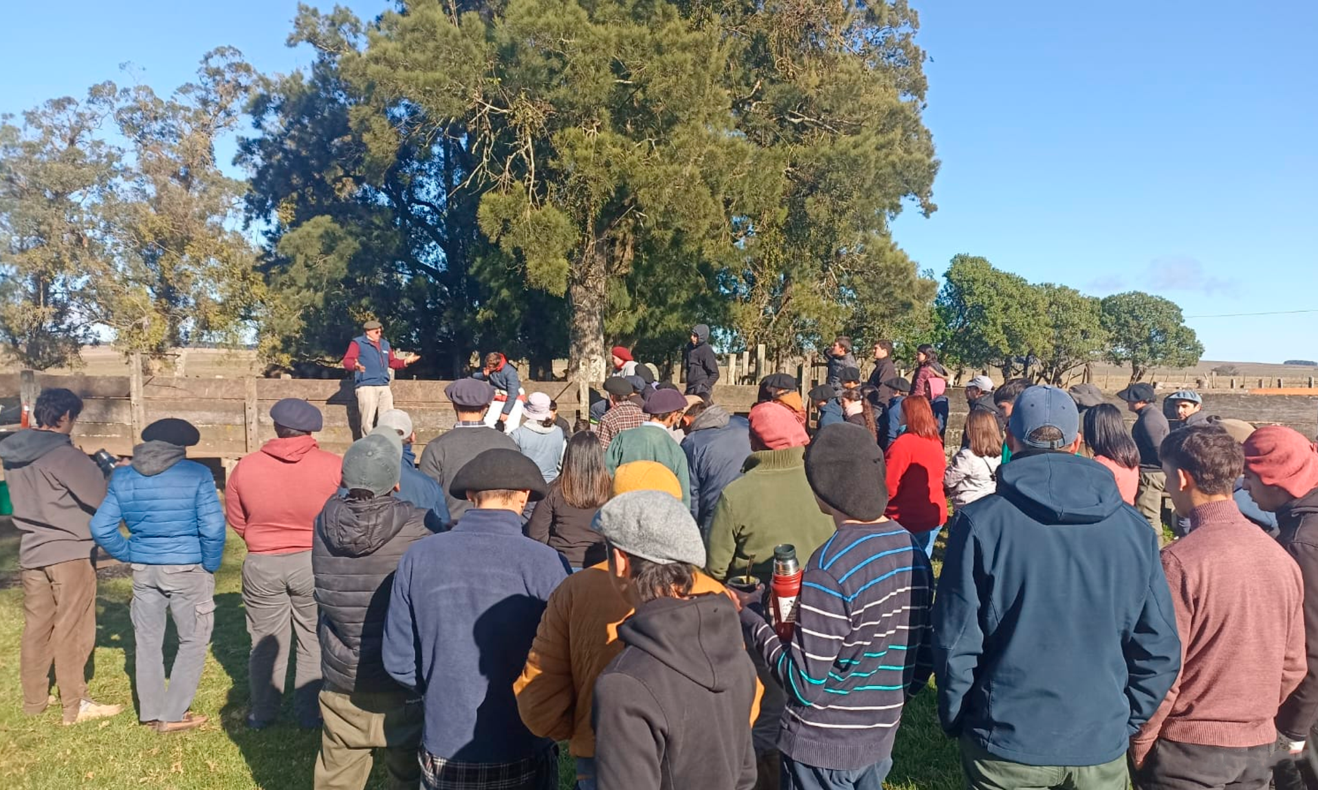 estudiantes en la charla en el campo