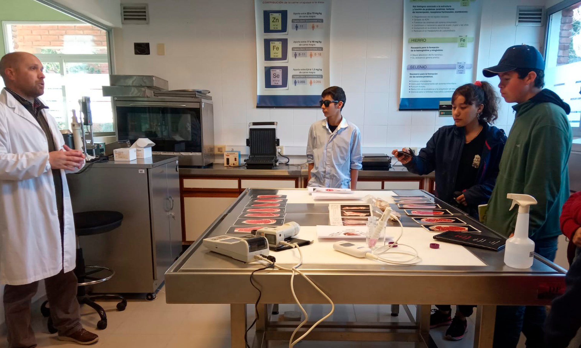 estudiantes en laboratorio