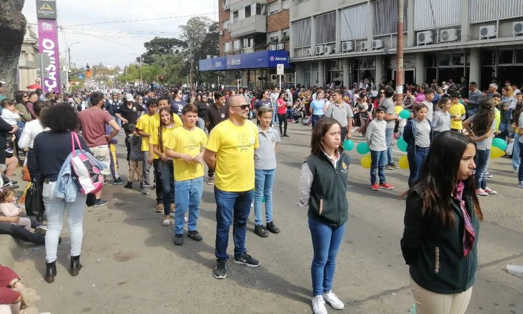estudiantes desfilando