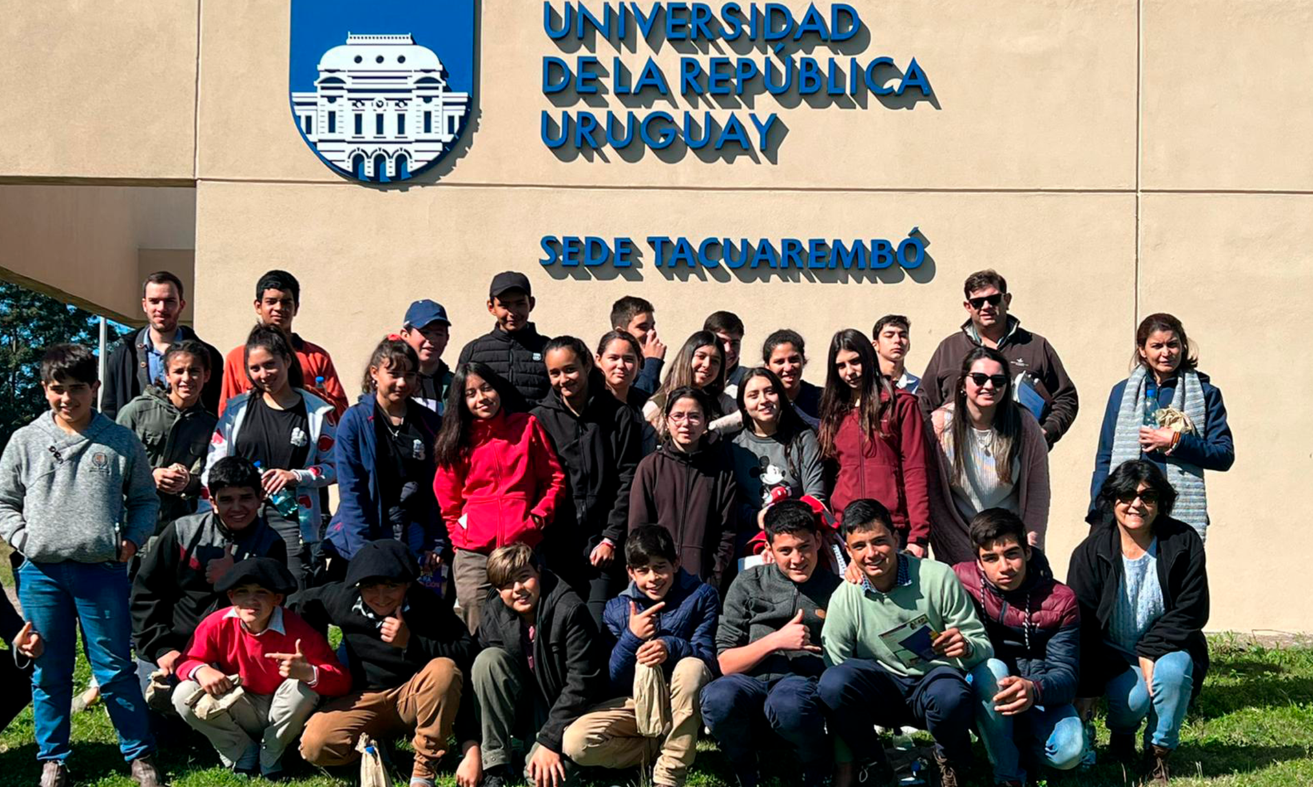 estudiantes en fachada de universidad