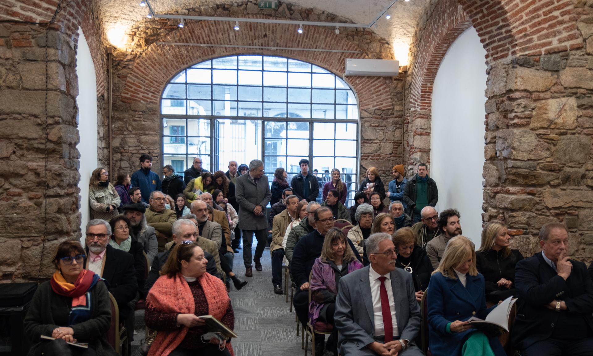Exposición del pintor Gustavo Alamón, denominada  “Puerta al futuro“