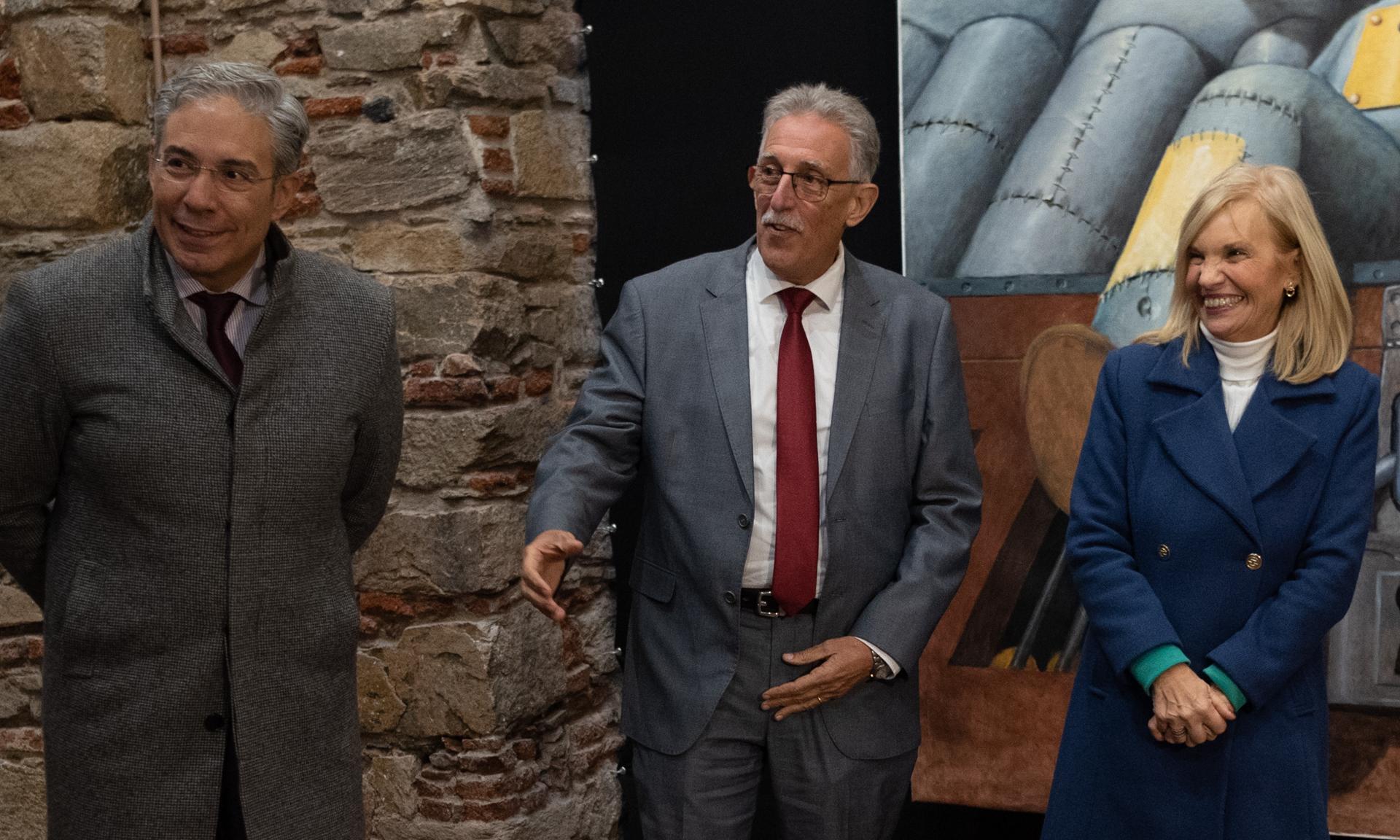 Exposición del pintor Gustavo Alamón, denominada  “Puerta al futuro“