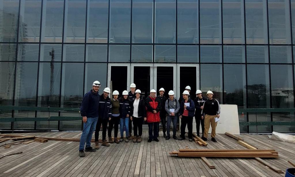 Estudiantes de 2° de Educación Media Tecnológica de Construcción de la Escuela Técnica Superior de Maldonado