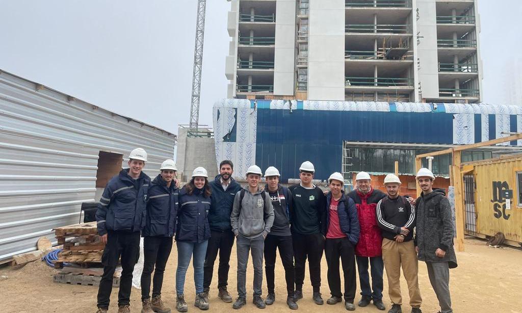 Estudiantes de 2° de Educación Media Tecnológica de Construcción de la Escuela Técnica Superior de Maldonado