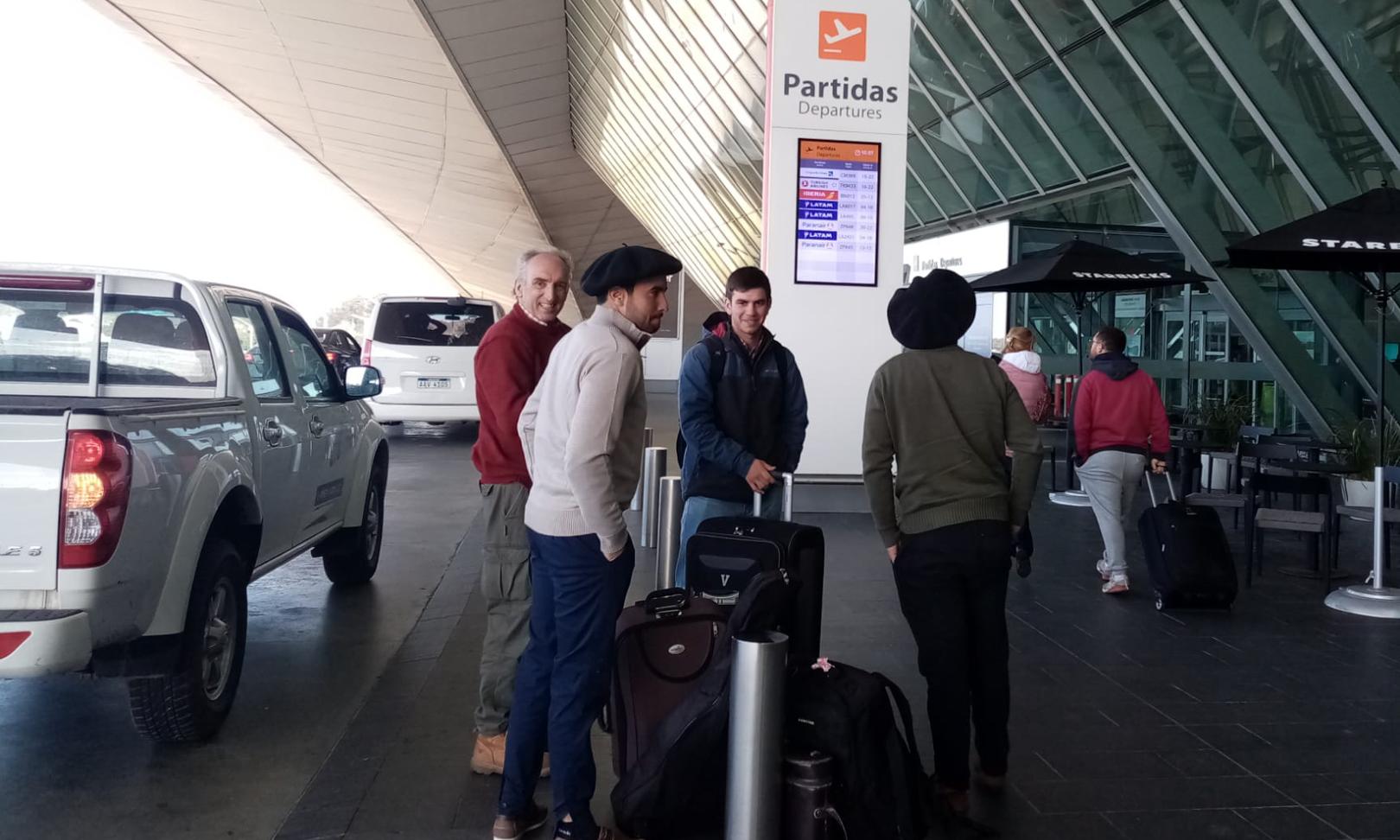 estudiantes en el aeropuerto