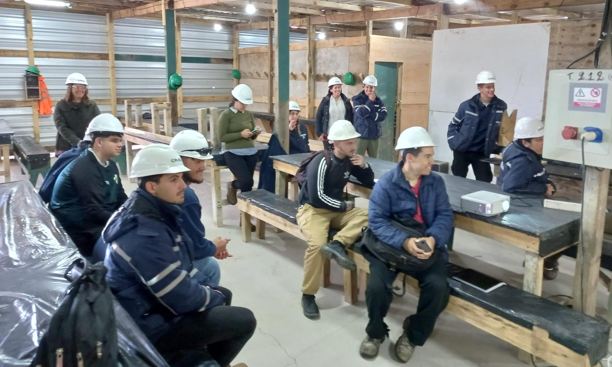 Estudiantes de 2° de Educación Media Tecnológica de Construcción de la Escuela Técnica Superior de Maldonado
