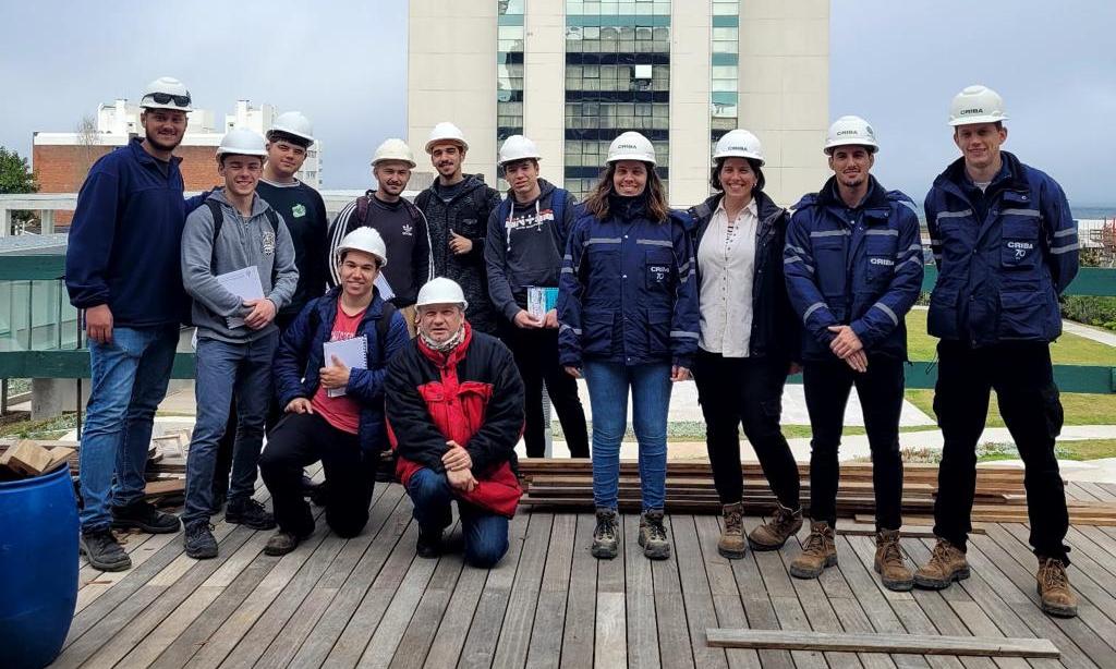Estudiantes de 2° de Educación Media Tecnológica de Construcción de la Escuela Técnica Superior de Maldonado