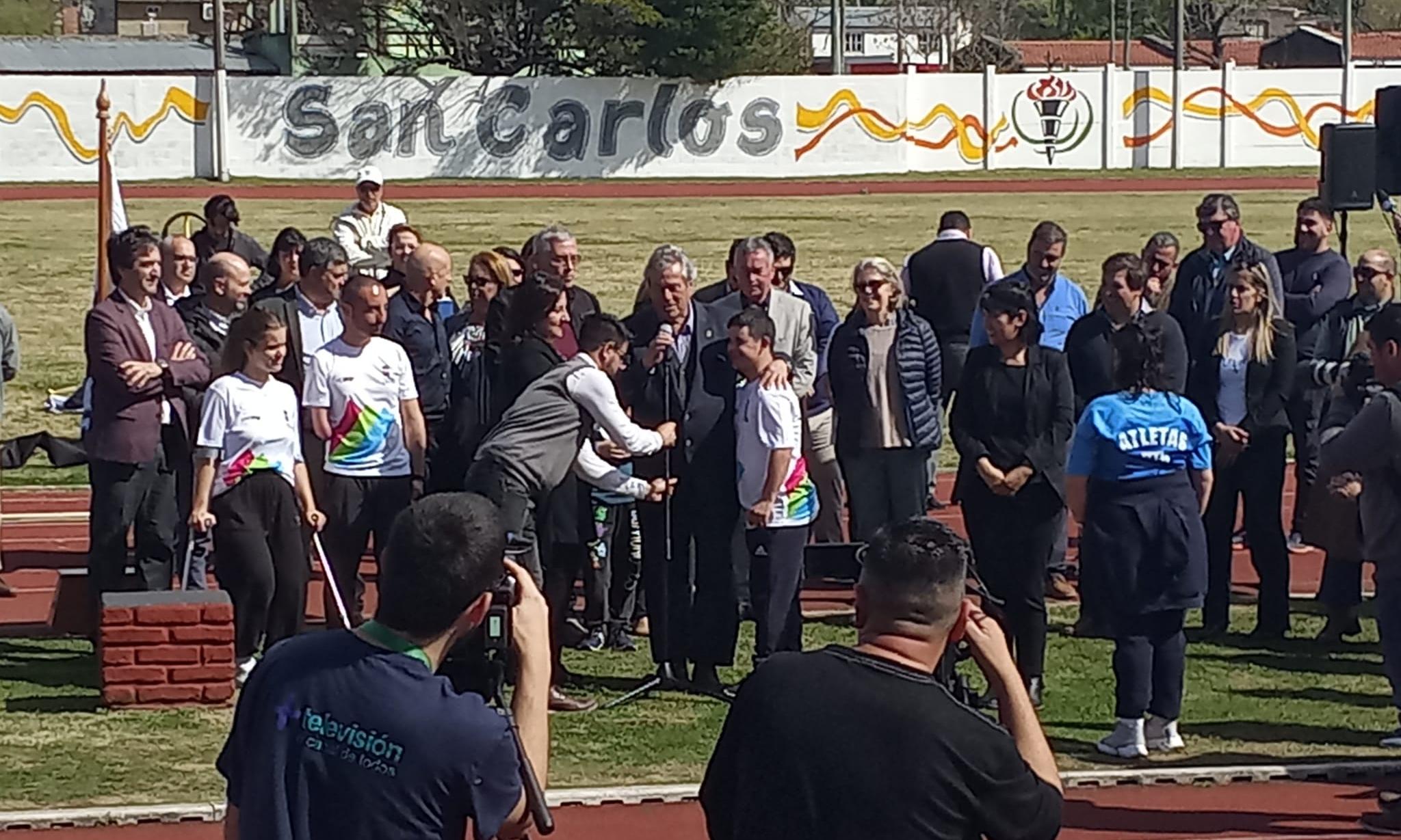 estudiante con antorcha