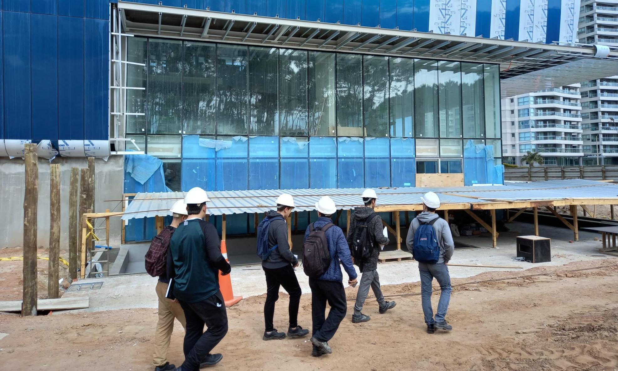Estudiantes de 2° de Educación Media Tecnológica de Construcción de la Escuela Técnica Superior de Maldonado