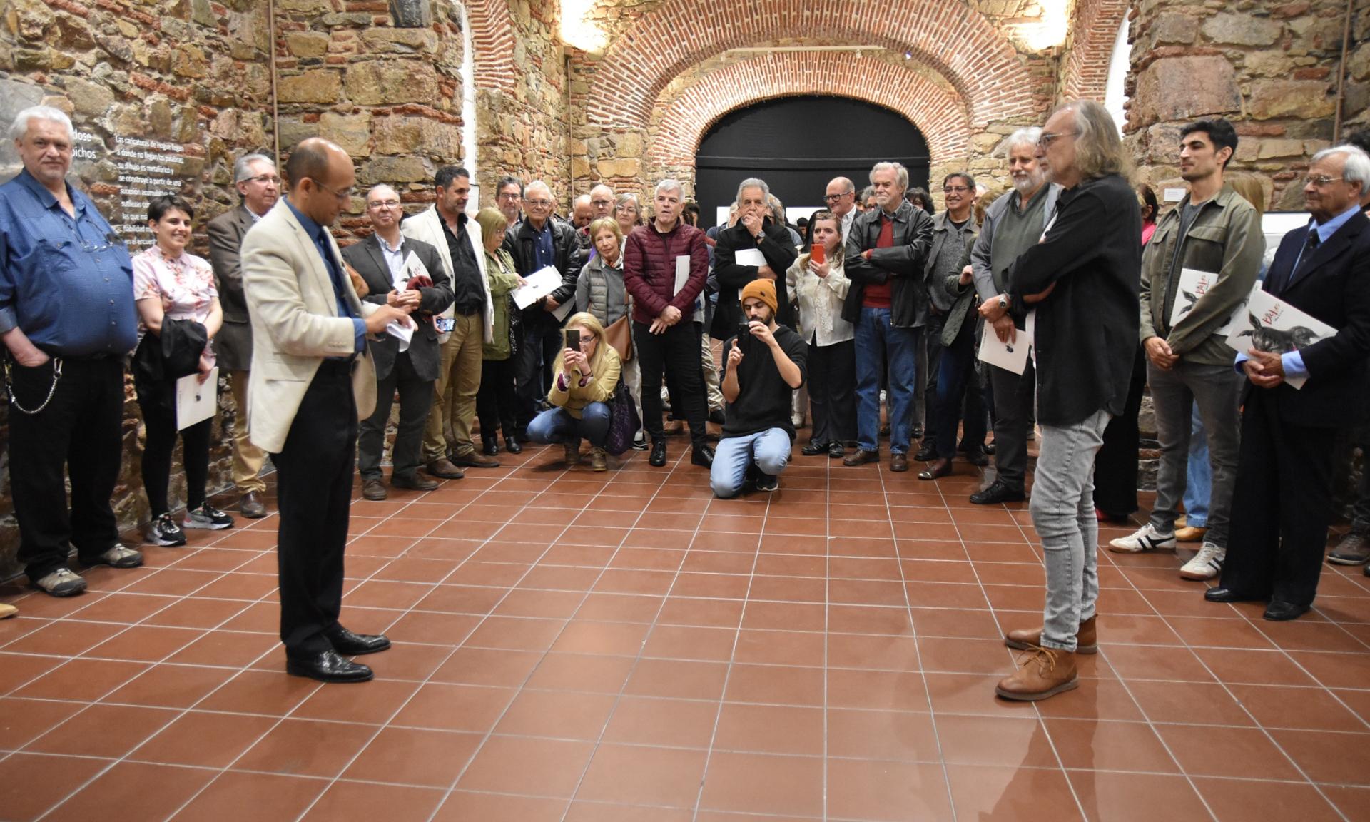Muestra “Bichos al carbón” del artista Hogue, en la Sala de Exposiciones del Centro Cultural de UTU