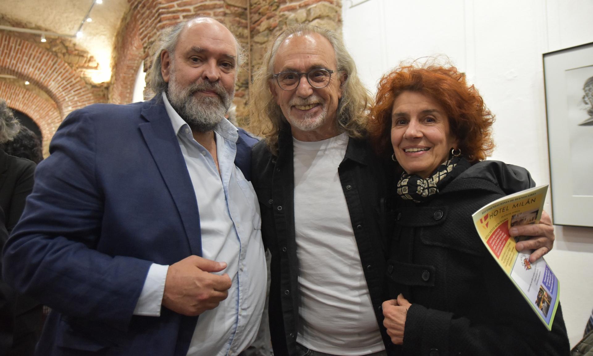 Muestra “Bichos al carbón” del artista Hogue, en la Sala de Exposiciones del Centro Cultural de UTU