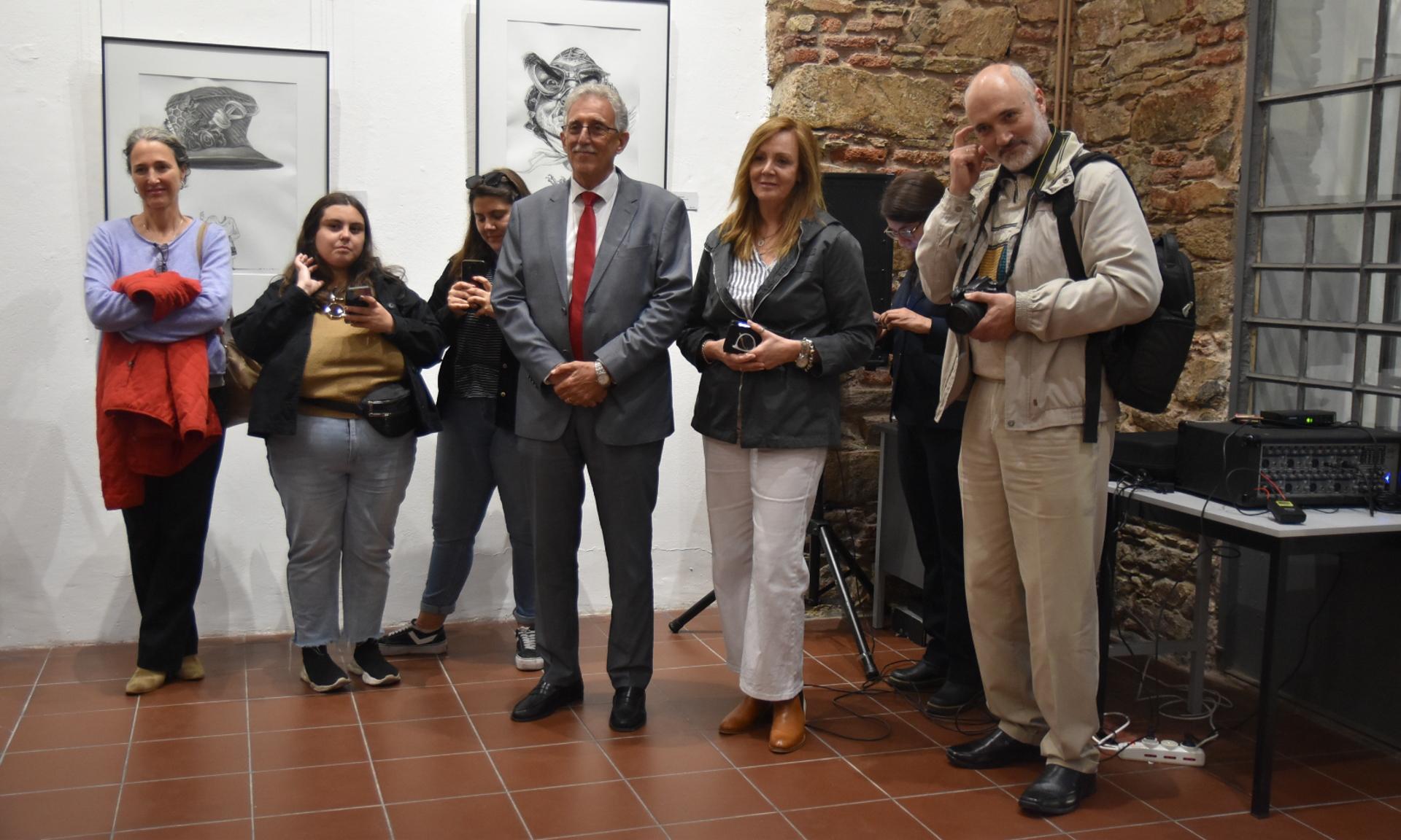 Muestra “Bichos al carbón” del artista Hogue, en la Sala de Exposiciones del Centro Cultural de UTU