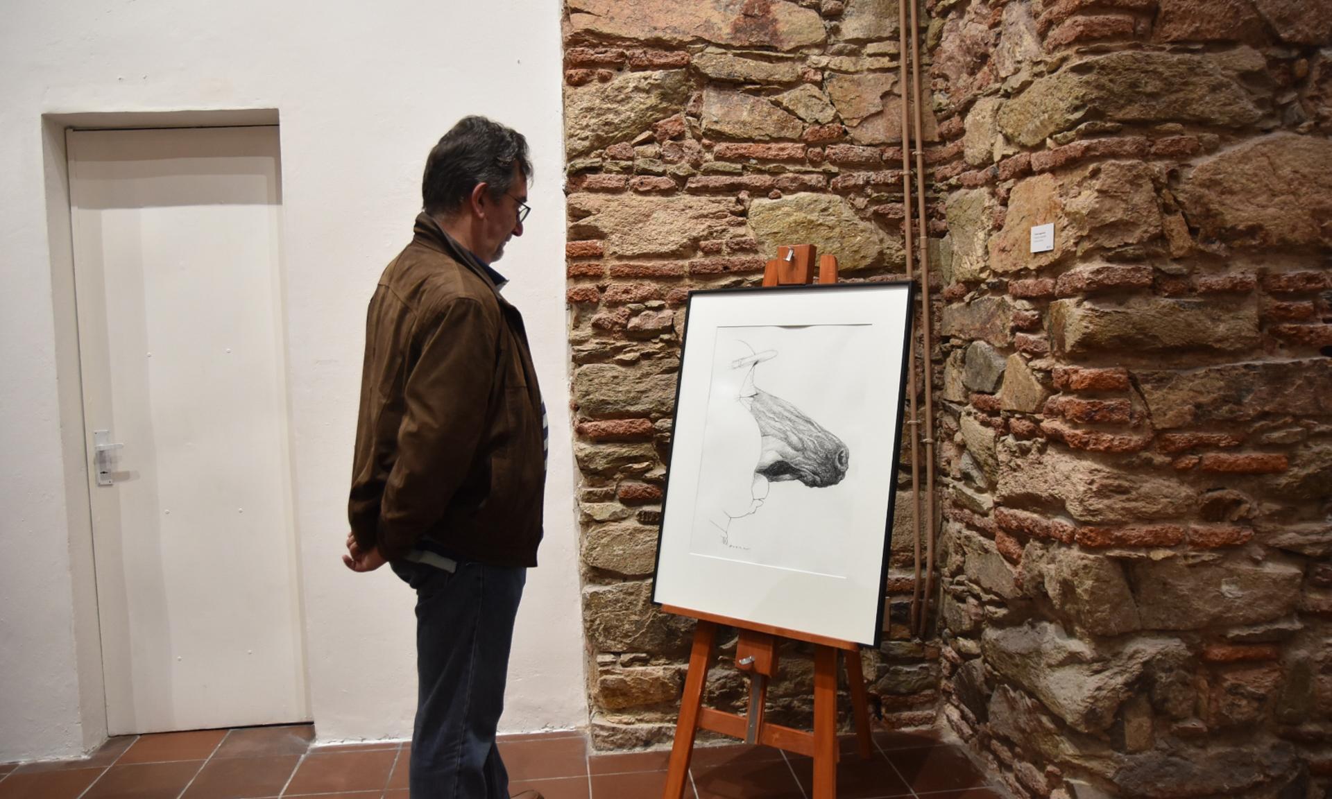 Muestra “Bichos al carbón” del artista Hogue, en la Sala de Exposiciones del Centro Cultural de UTU