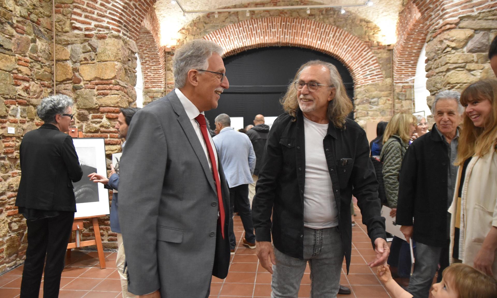 Muestra “Bichos al carbón” del artista Hogue, en la Sala de Exposiciones del Centro Cultural de UTU