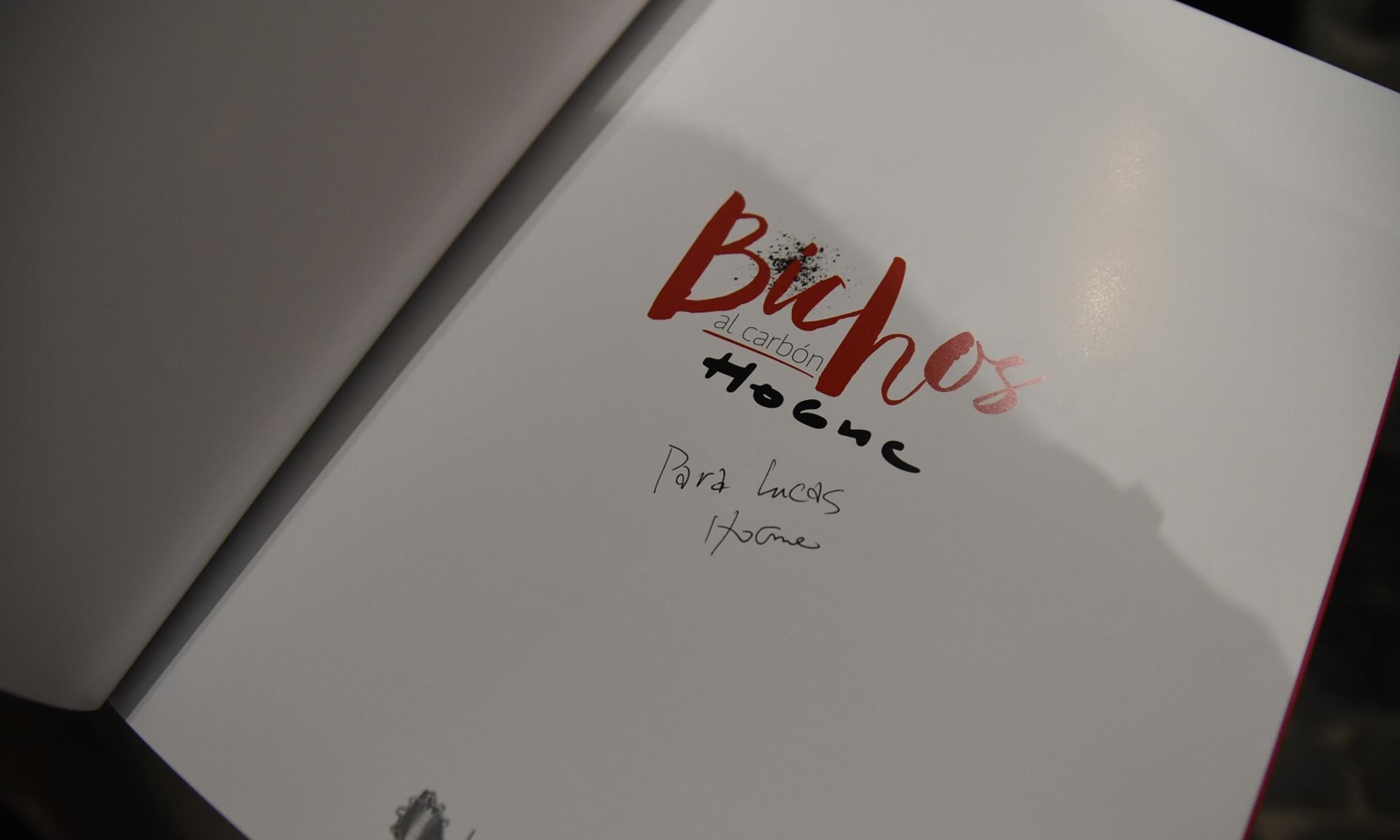 Muestra “Bichos al carbón” del artista Hogue, en la Sala de Exposiciones del Centro Cultural de UTU