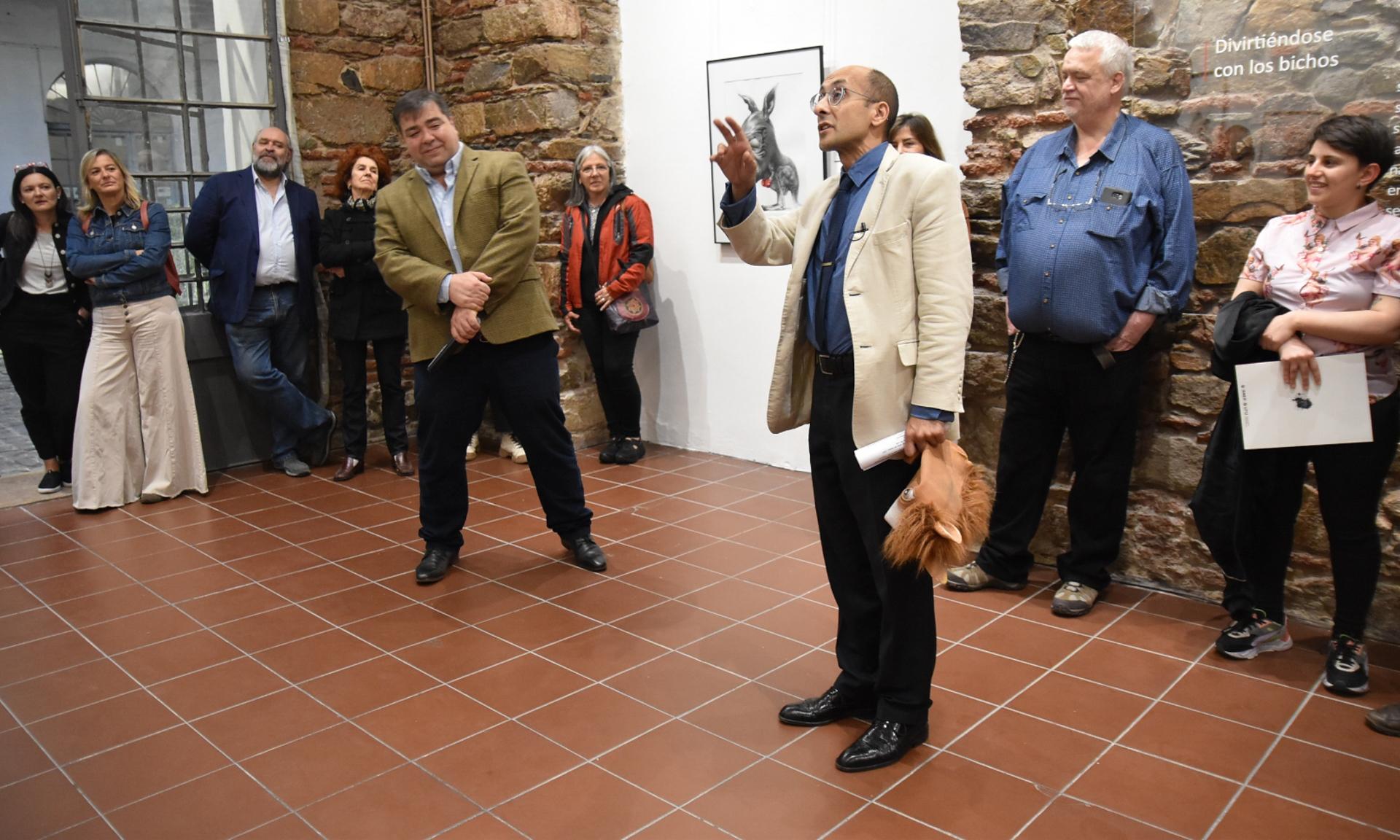Muestra “Bichos al carbón” del artista Hogue, en la Sala de Exposiciones del Centro Cultural de UTU