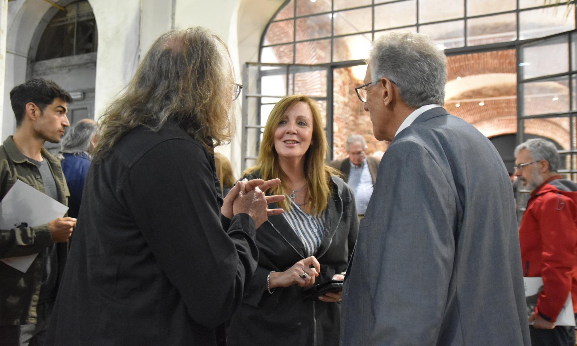Muestra “Bichos al carbón” del artista Hogue, en la Sala de Exposiciones del Centro Cultural de UTU