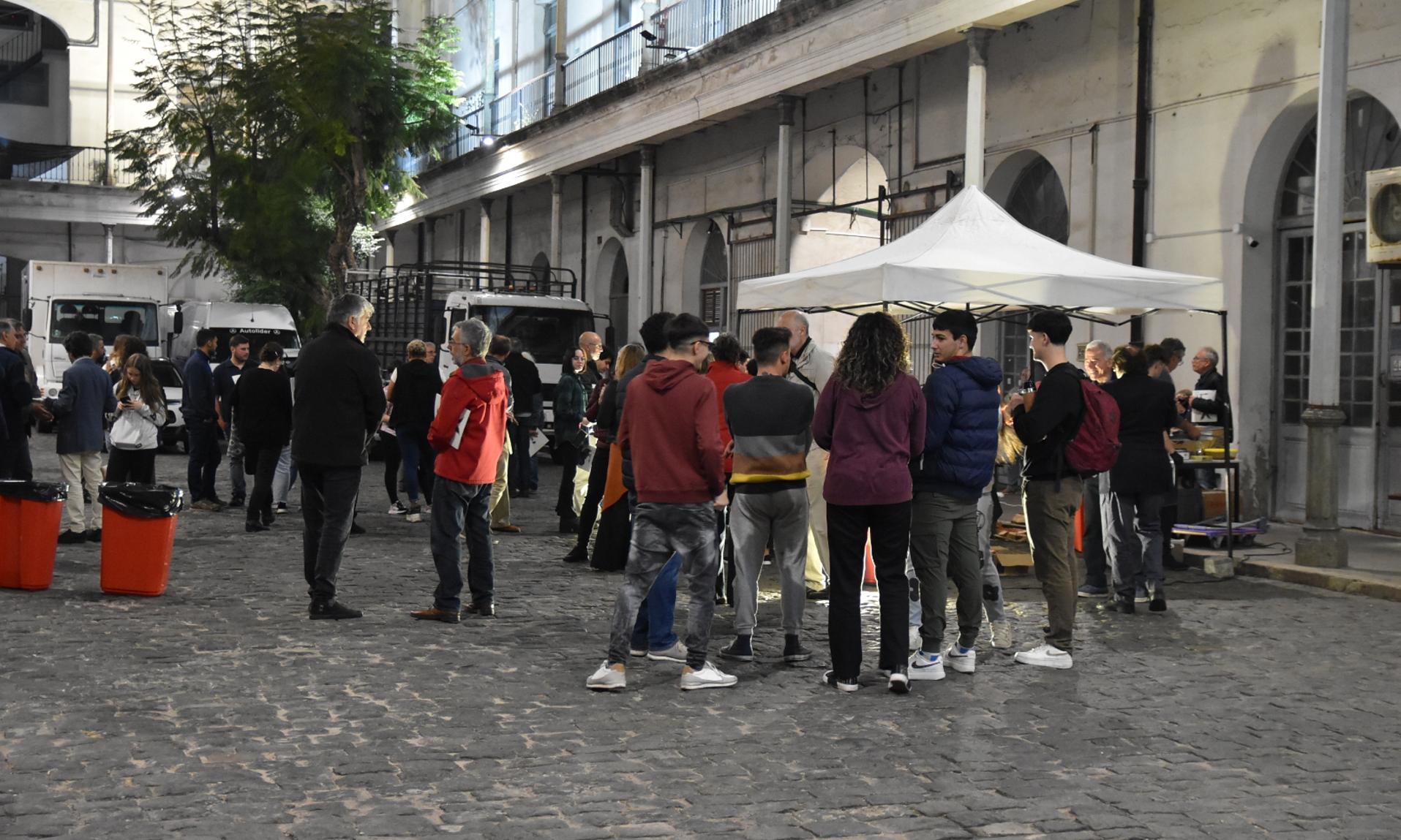 Muestra “Bichos al carbón” del artista Hogue, en la Sala de Exposiciones del Centro Cultural de UTU