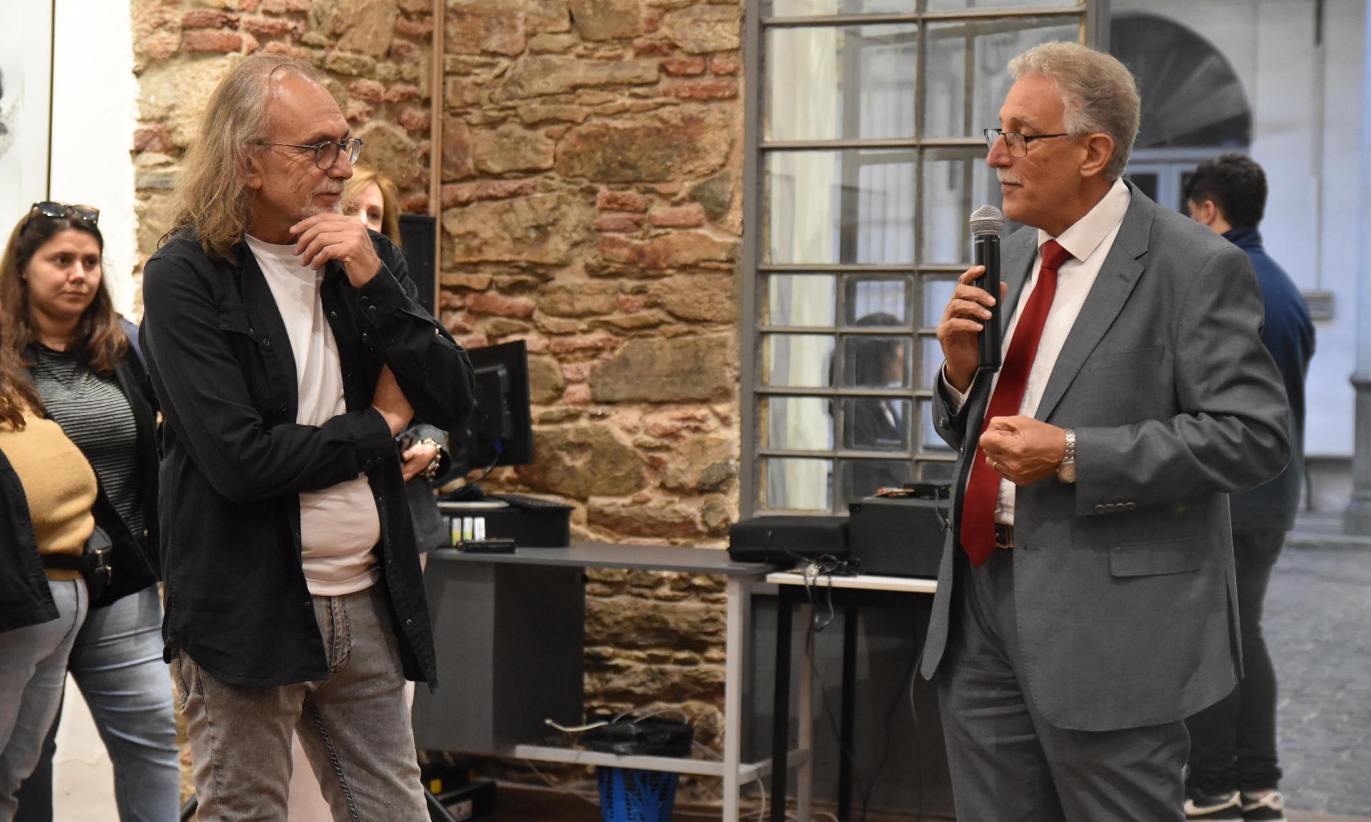 Muestra “Bichos al carbón” del artista Hogue, en la Sala de Exposiciones del Centro Cultural de UTU