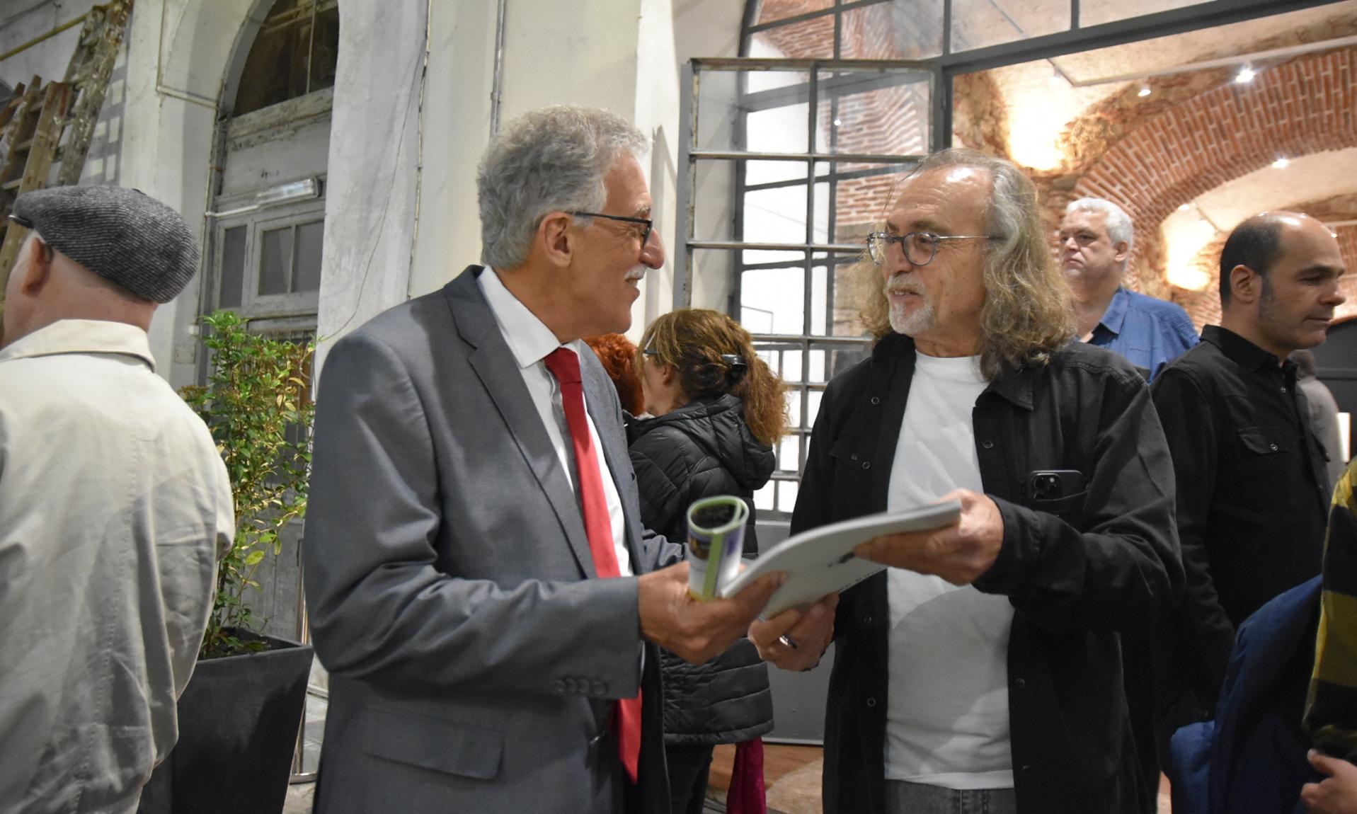 Muestra “Bichos al carbón” del artista Hogue, en la Sala de Exposiciones del Centro Cultural de UTU