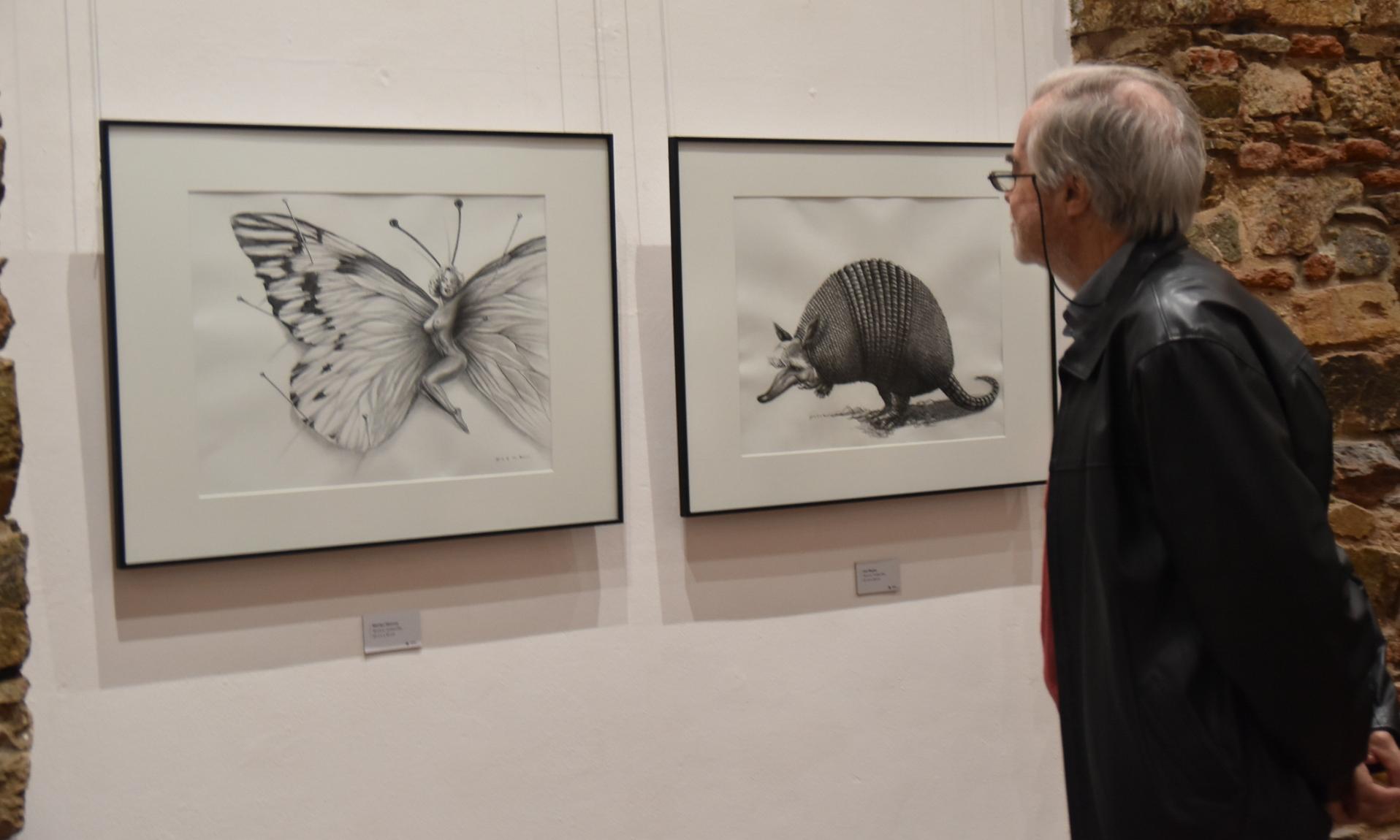 Muestra “Bichos al carbón” del artista Hogue, en la Sala de Exposiciones del Centro Cultural de UTU