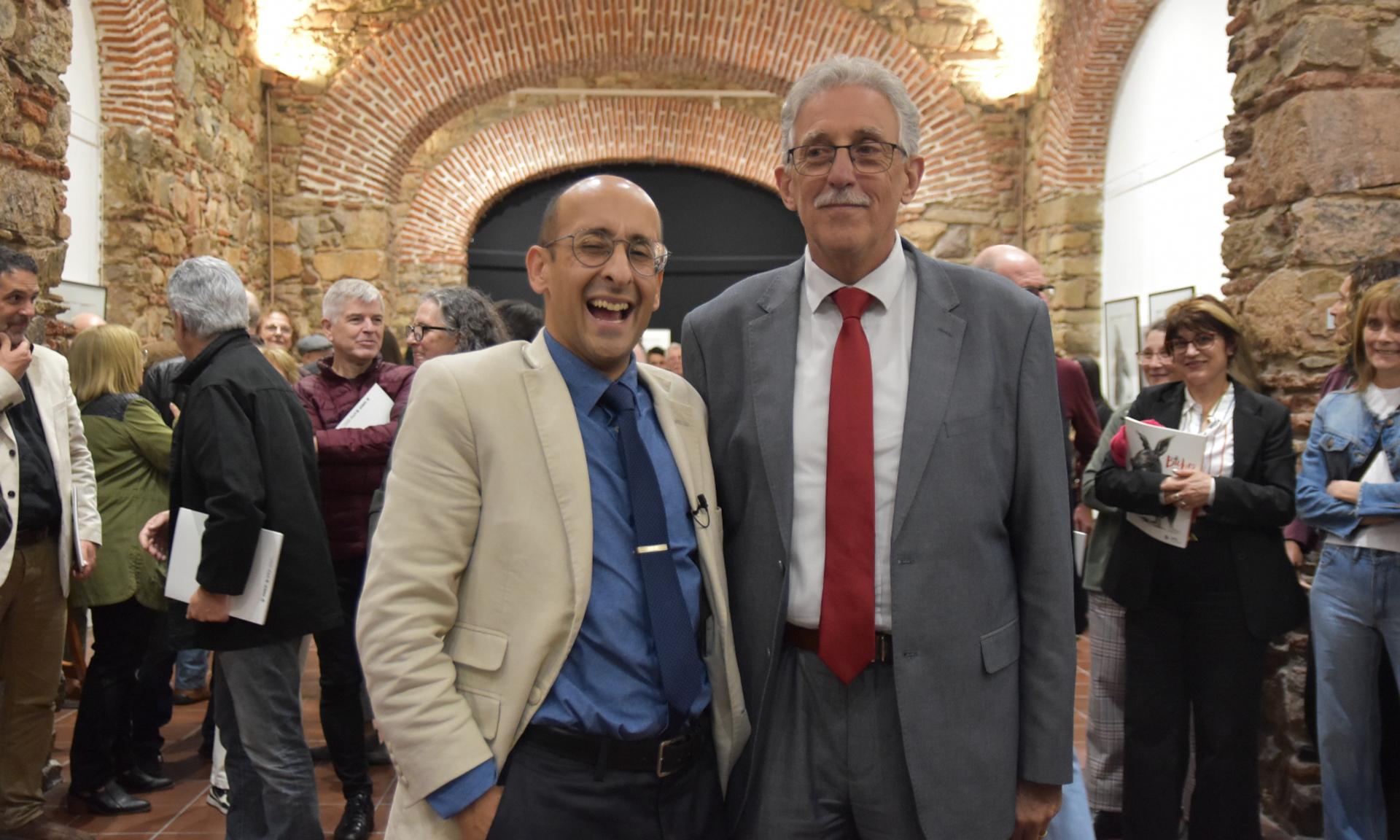 Muestra “Bichos al carbón” del artista Hogue, en la Sala de Exposiciones del Centro Cultural de UTU