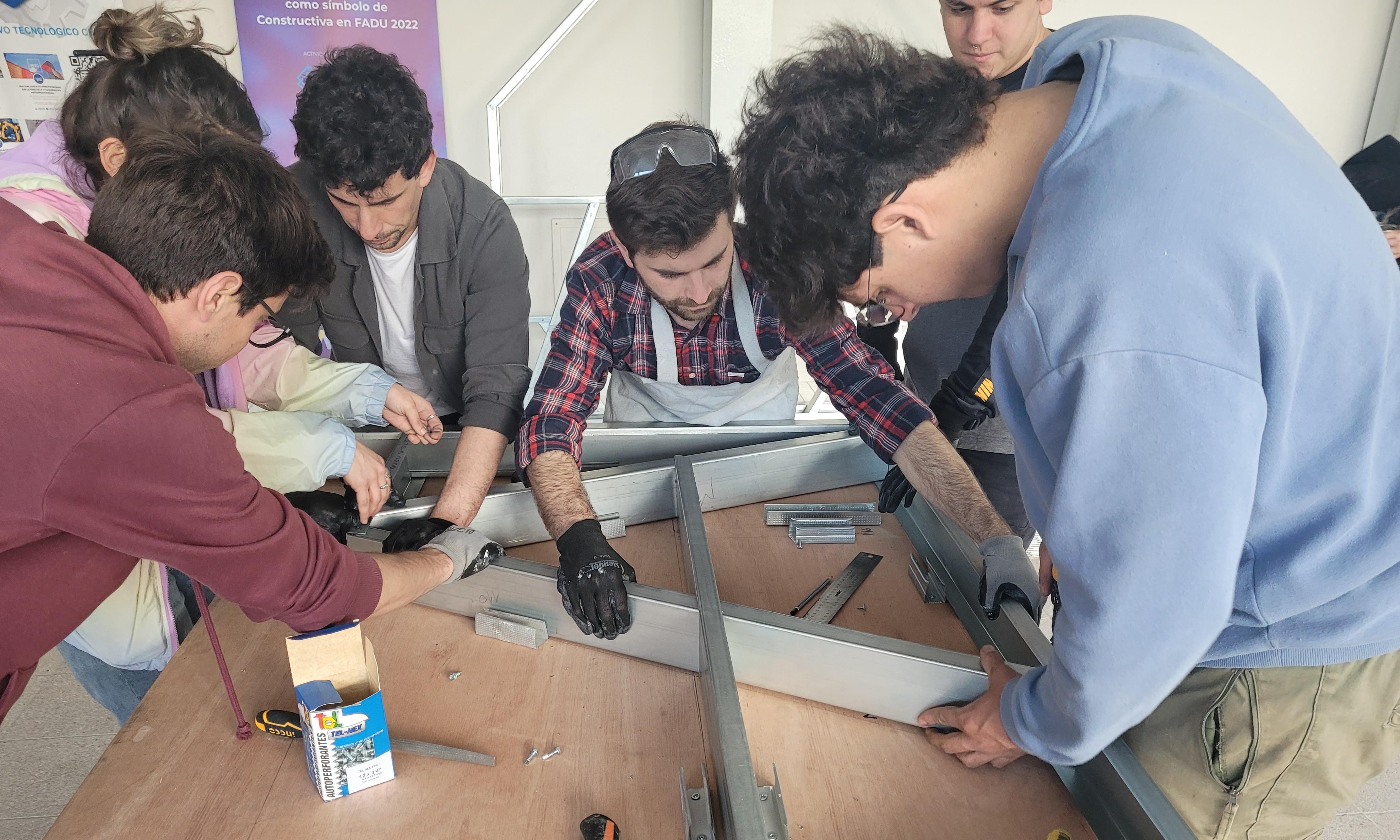 Banco construido por alumnos de UTU en la feria Constructiva 2022