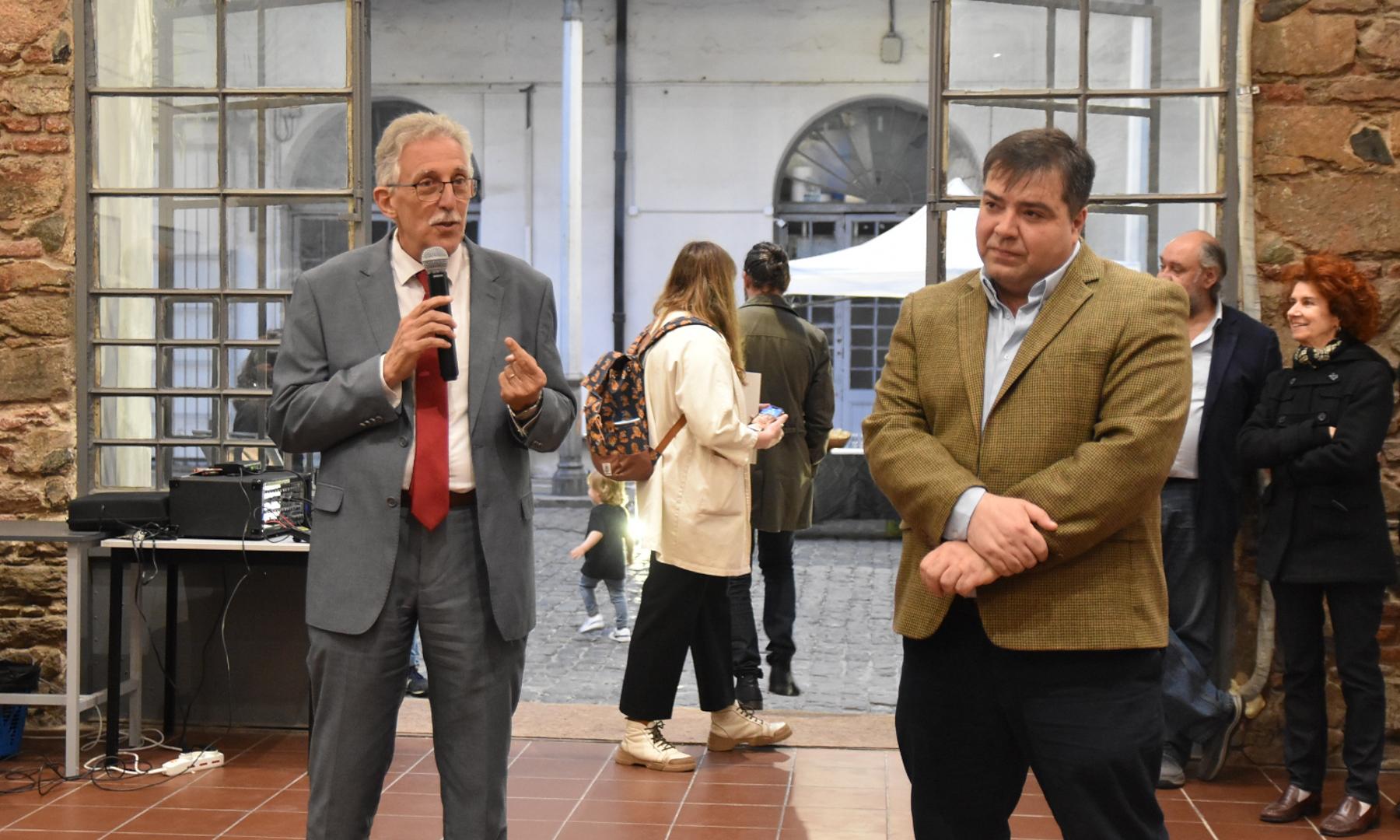 Muestra “Bichos al carbón” del artista Hogue, en la Sala de Exposiciones del Centro Cultural de UTU