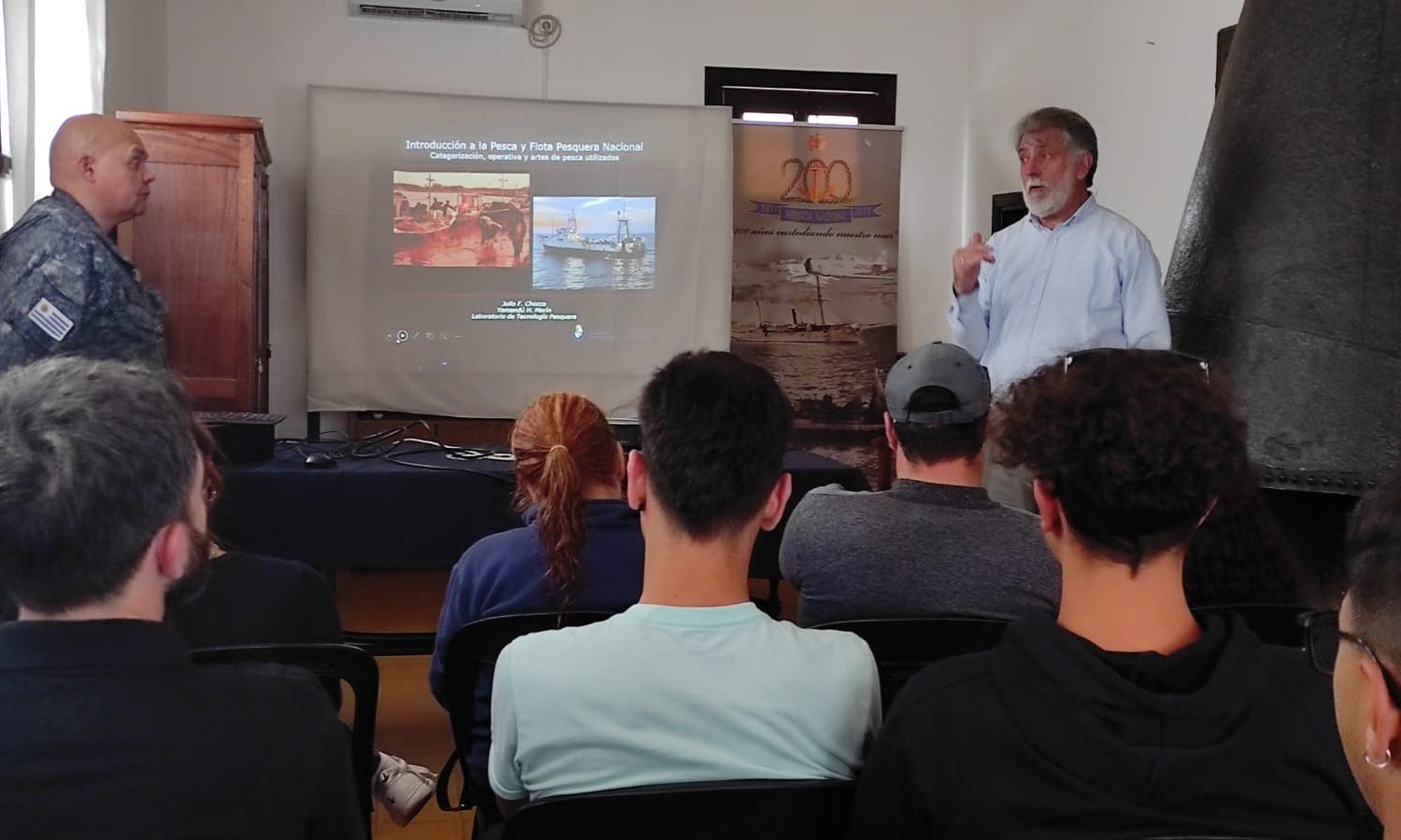 Visita de alumnos del ERCNA a la Subprefectura de Carmelo