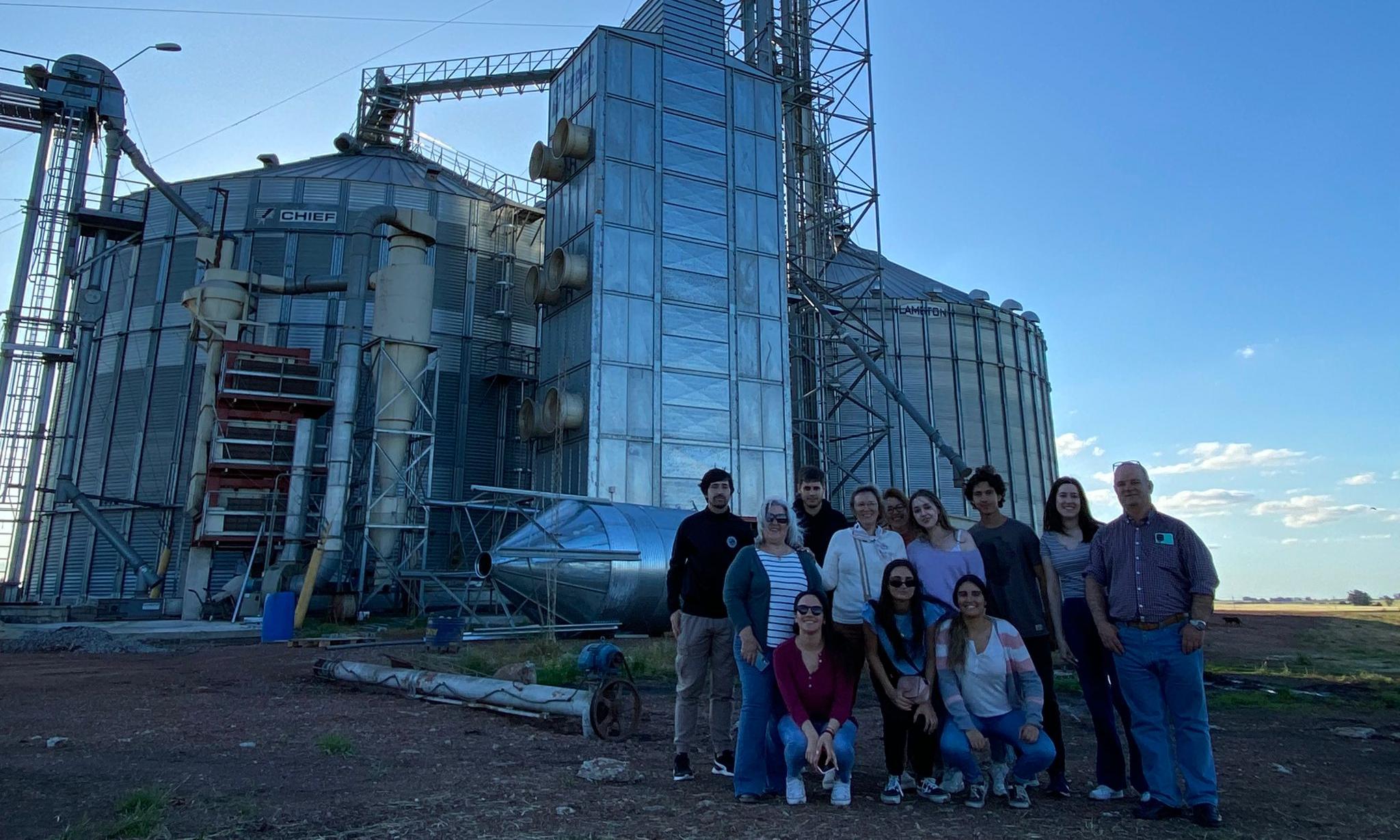 Alumnos de la Tecnicatura de Logística pertenecientes a la Escuela Técnica Superior “Pedro Blanes Viales”