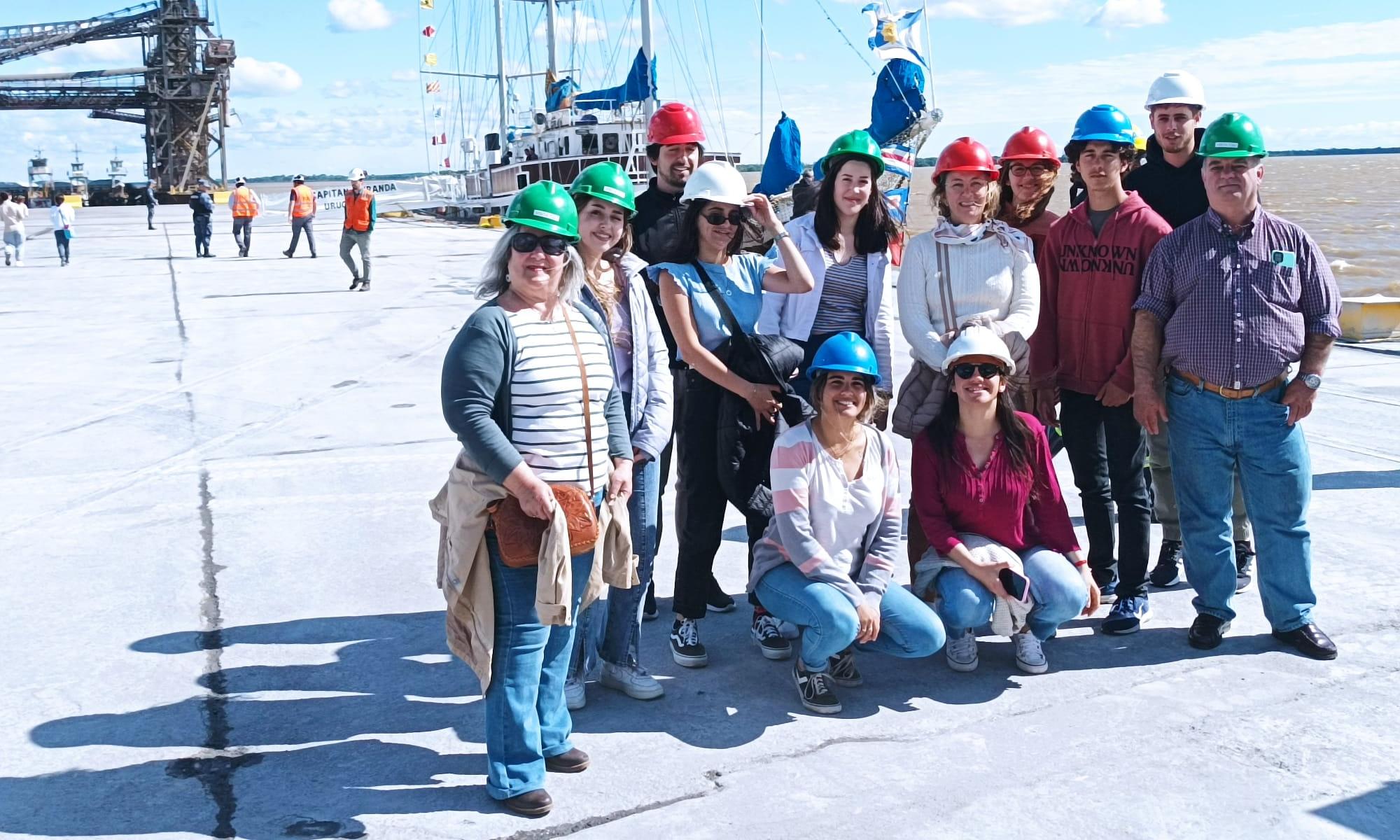 Alumnos de la Tecnicatura de Logística pertenecientes a la Escuela Técnica Superior “Pedro Blanes Viales”