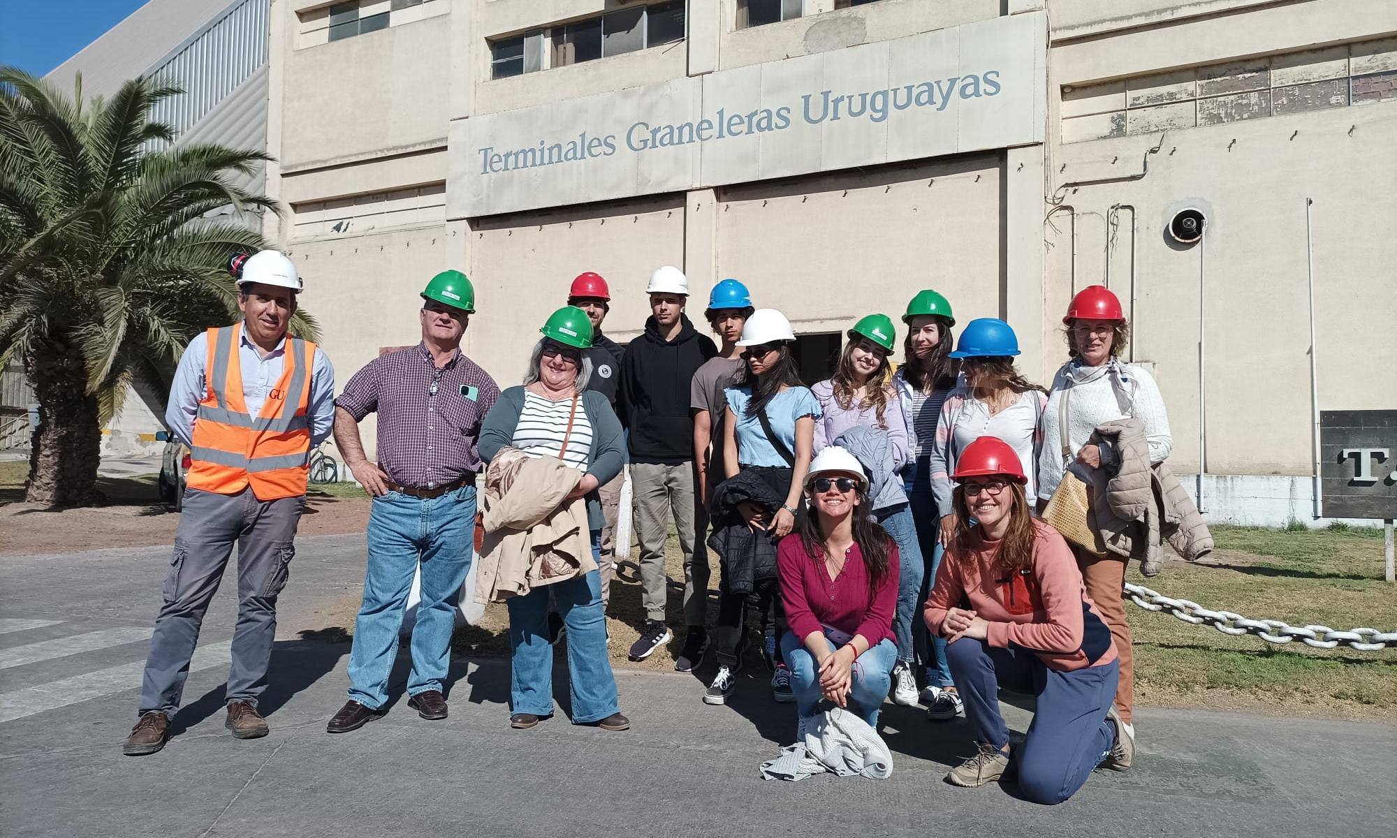Alumnos de la Tecnicatura de Logística pertenecientes a la Escuela Técnica Superior “Pedro Blanes Viales”