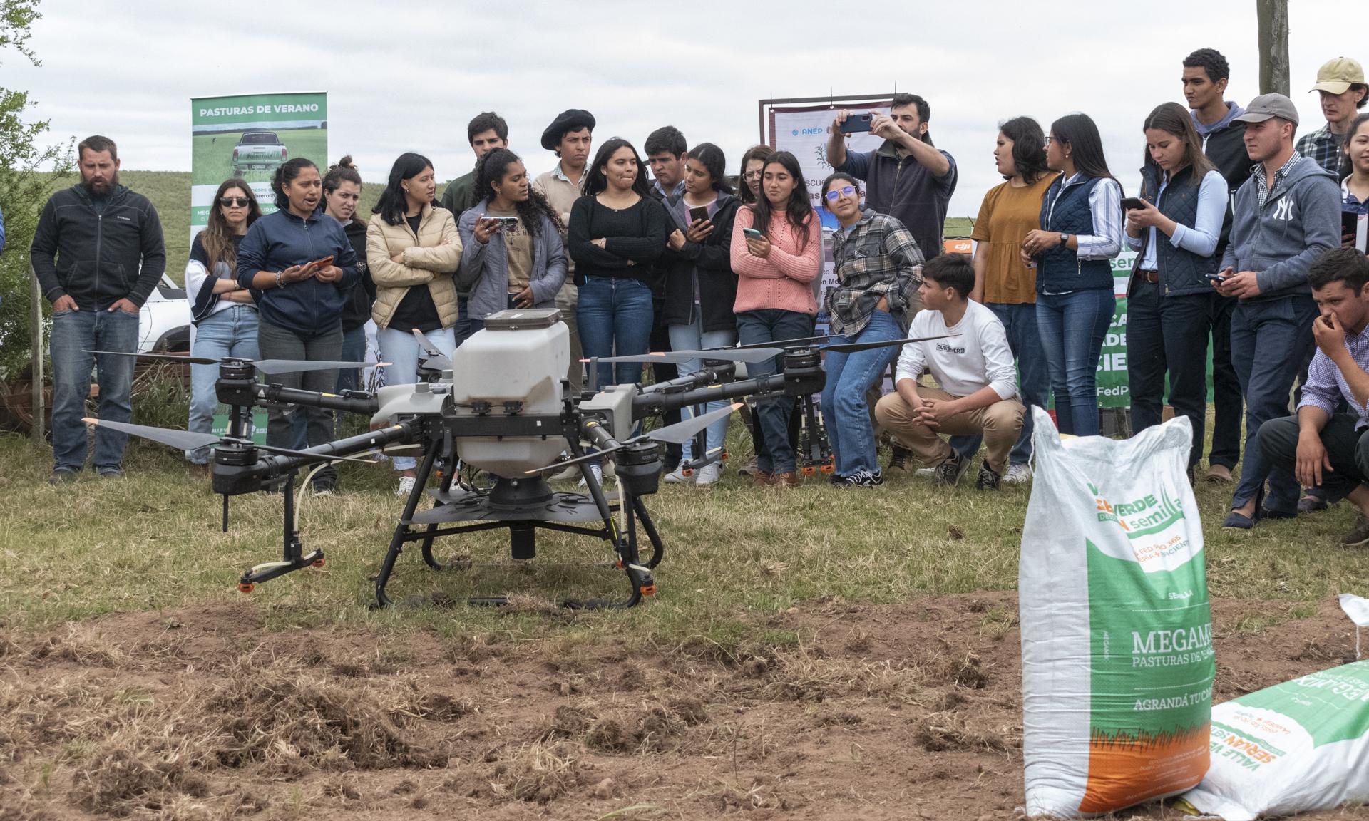 Siembra con dron en Escuela Agraria Minas de Corrales, Rivera