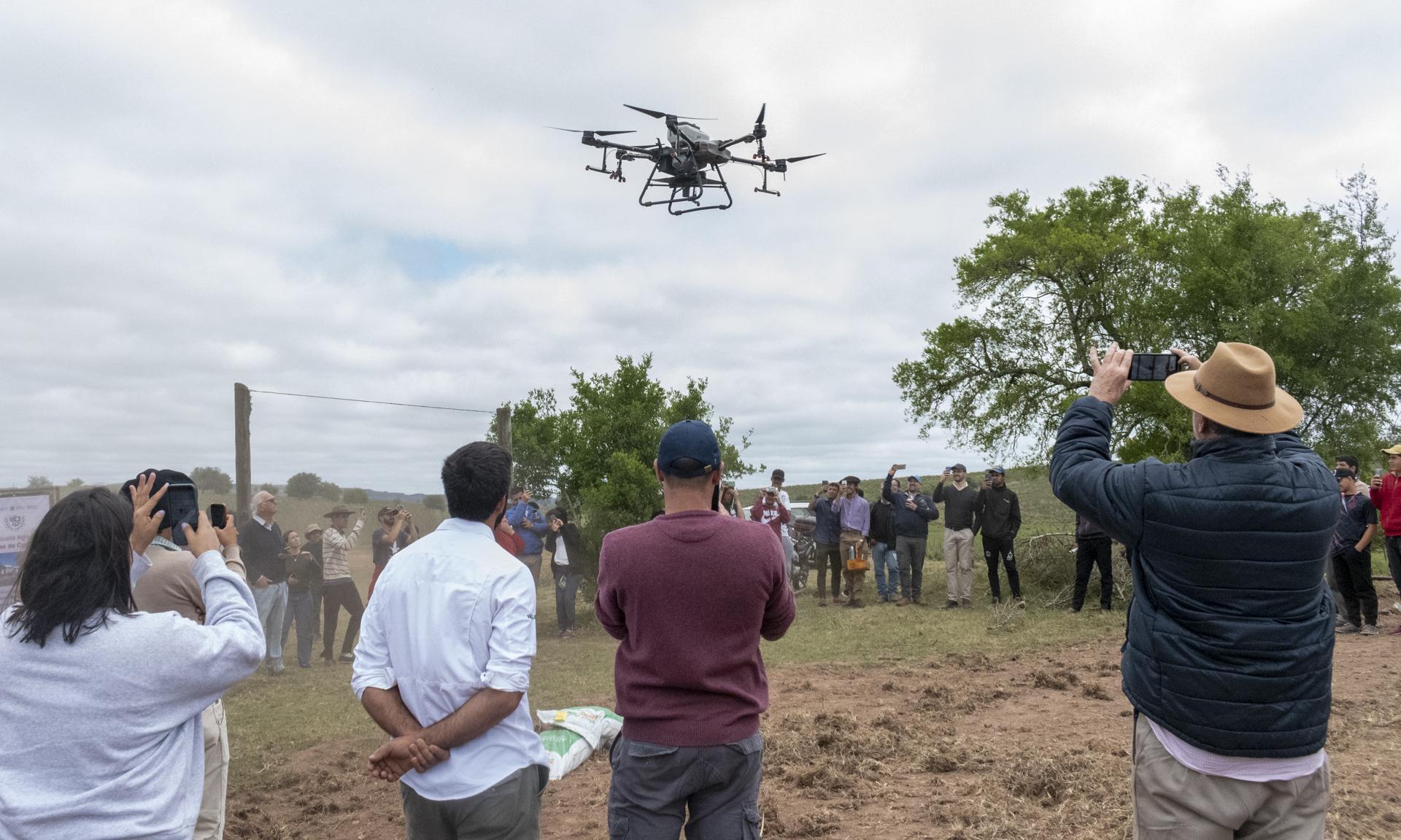 Siembra con dron en Escuela Agraria Minas de Corrales, Rivera