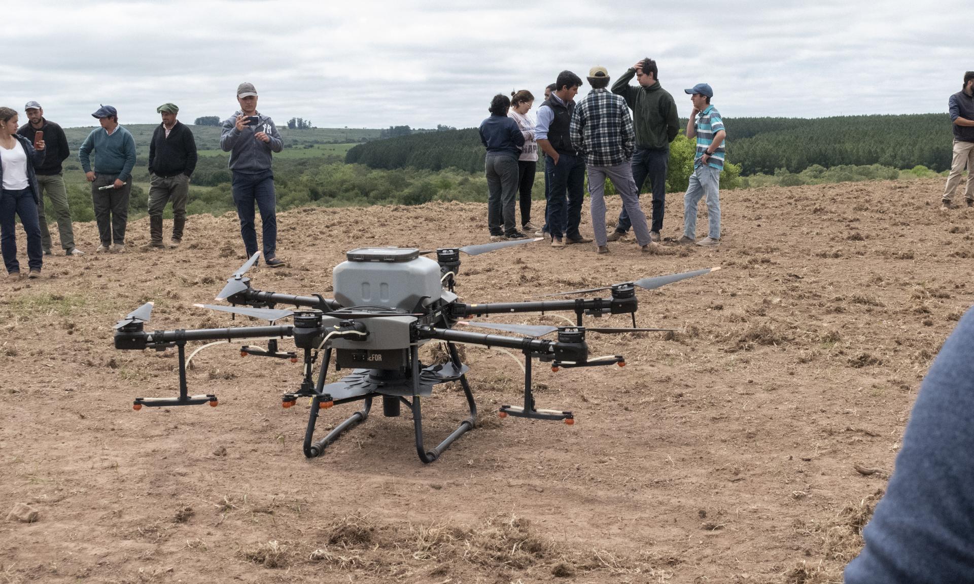 Siembra con dron en Escuela Agraria Minas de Corrales, Rivera