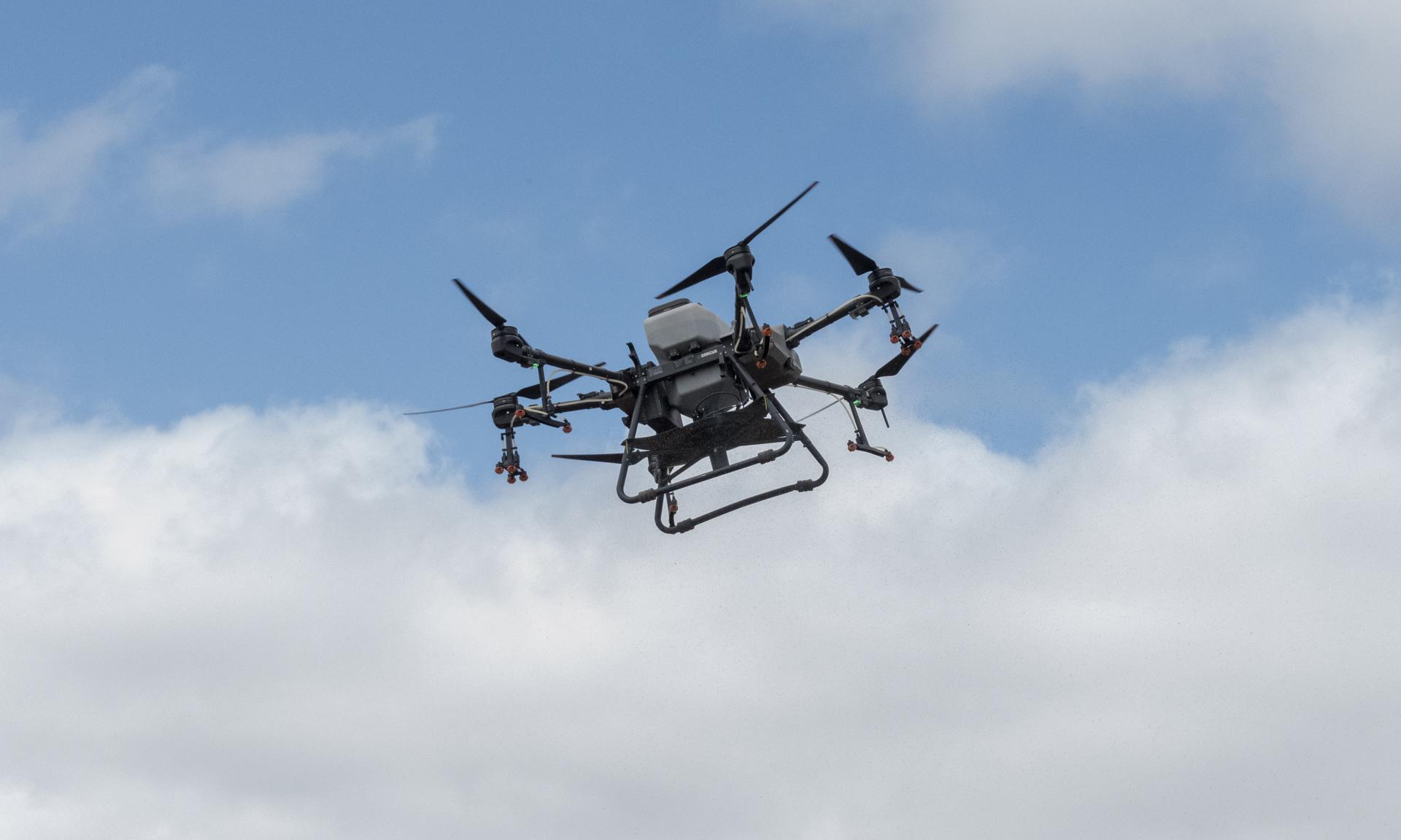 Siembra con dron en Escuela Agraria Minas de Corrales, Rivera