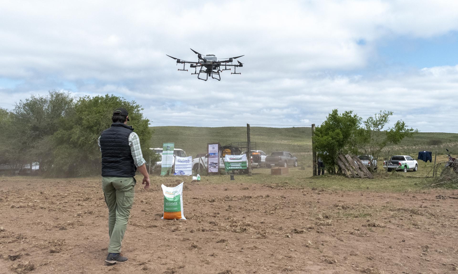 Siembra con dron en Escuela Agraria Minas de Corrales, Rivera
