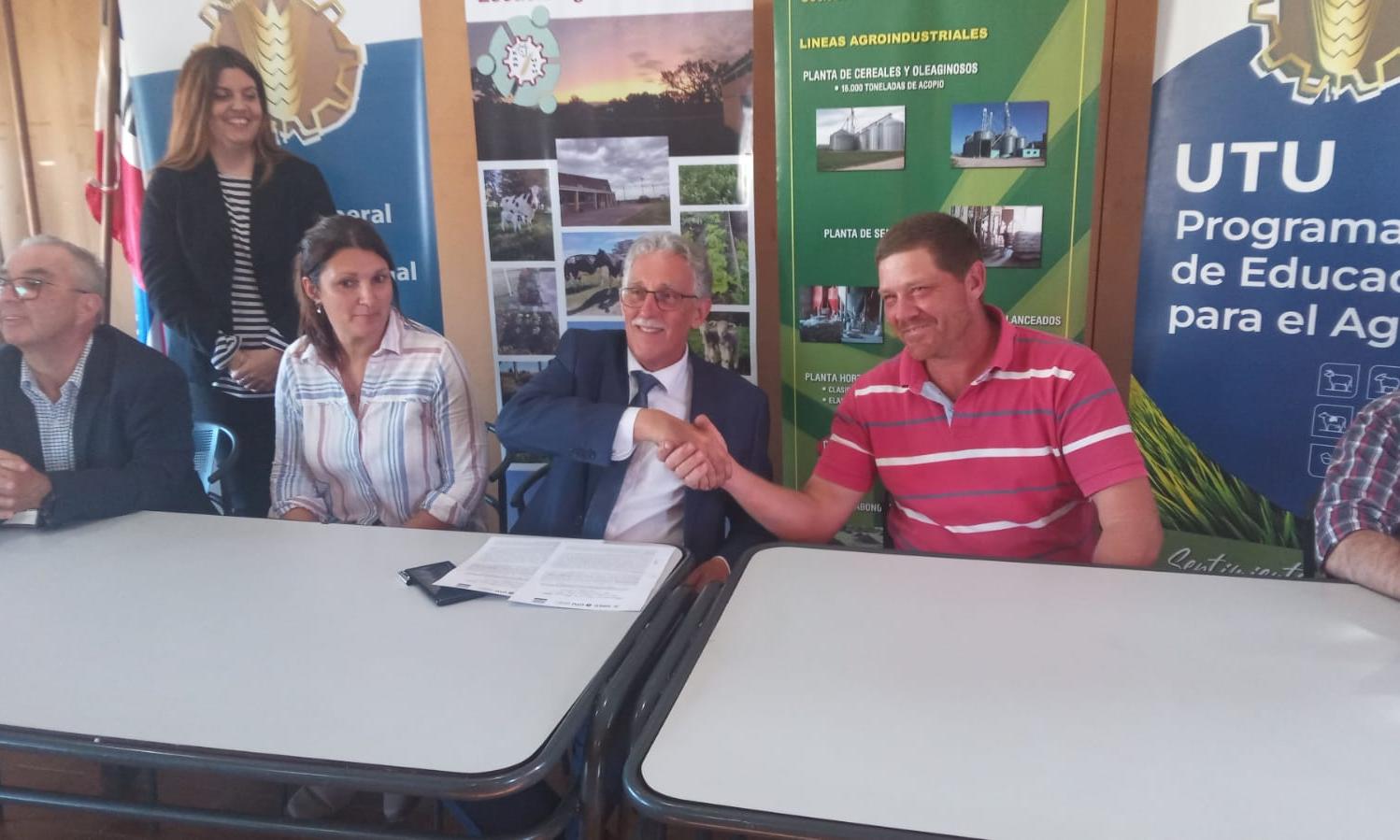 firmando el convenio