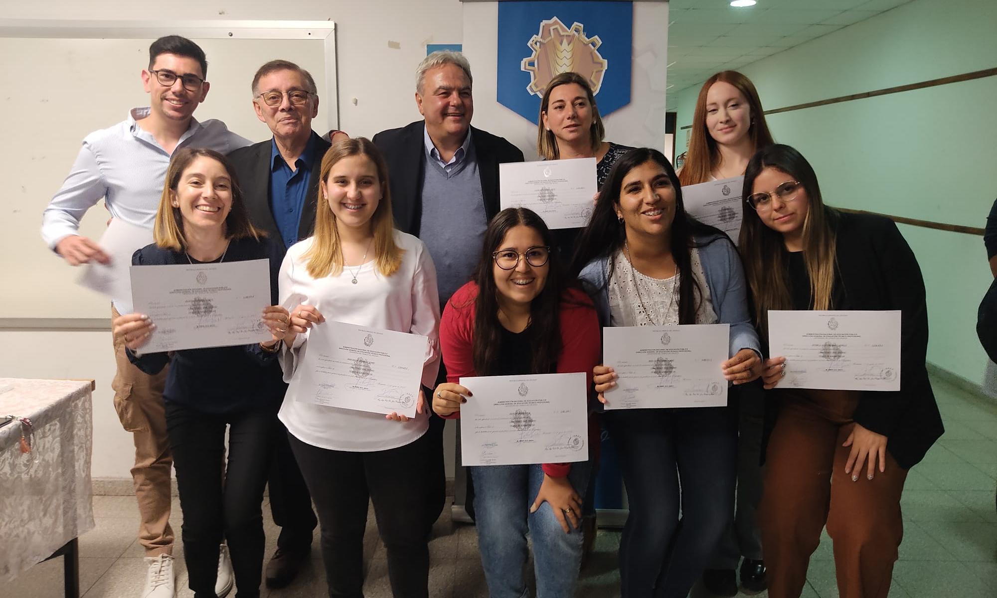 estudiantes con diploma