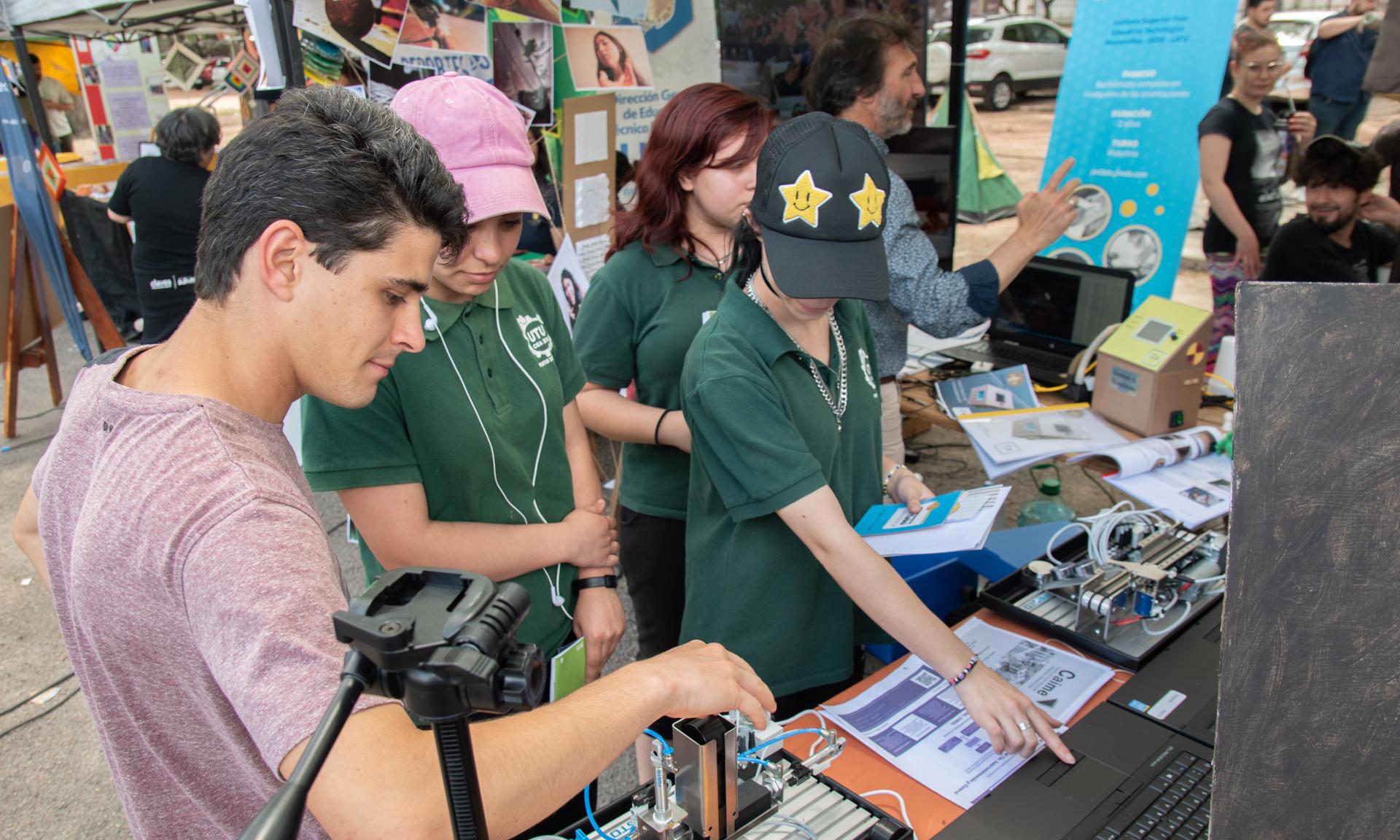 Trece centros educativos de UTU participaron en feria educativa en Montevideo