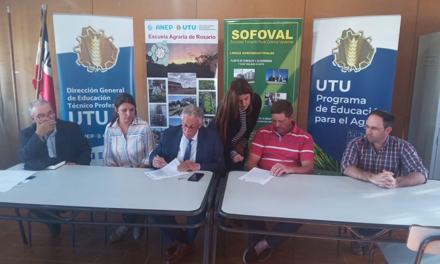 firmando el convenio