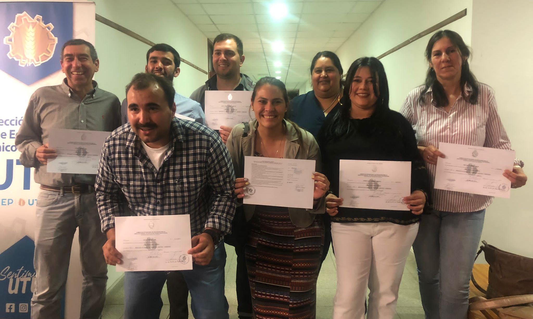 estudiantes con diplomas