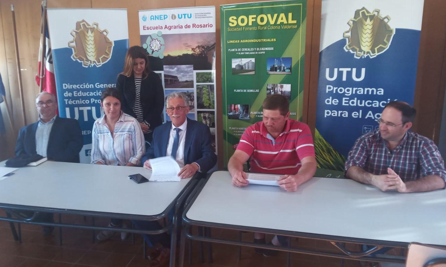 firmando el convenio