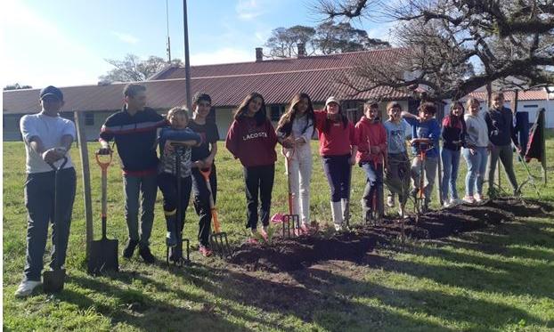Alumnos de la Escuela Agraria de Guaviyú 