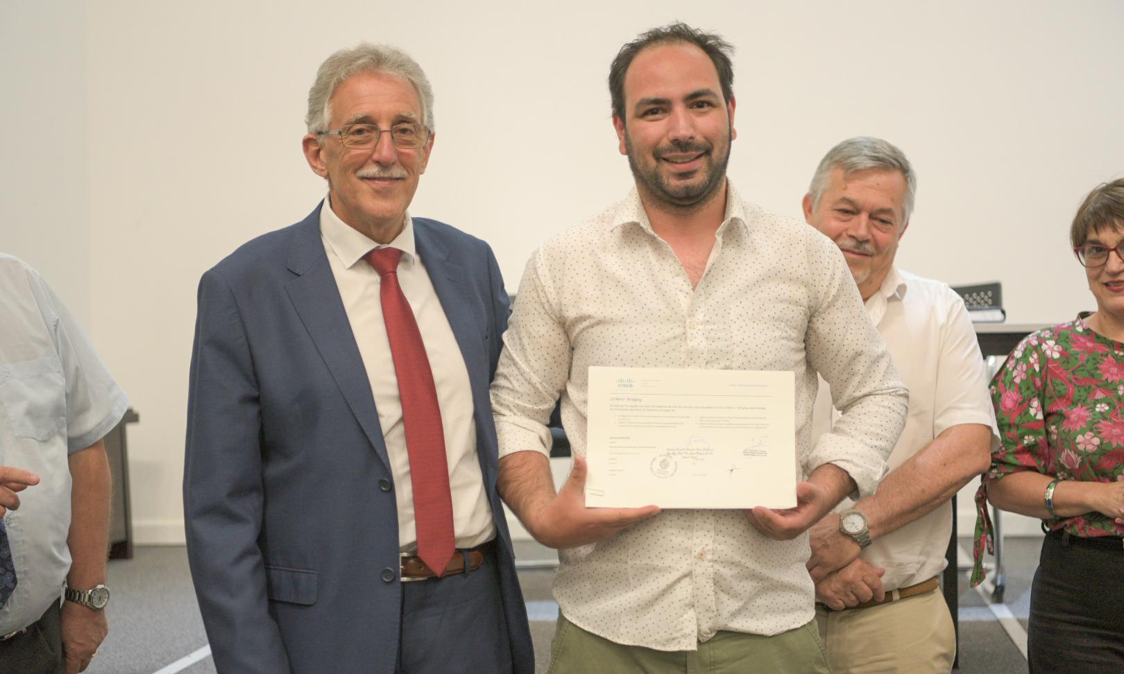 Emotivo acto de entrega de certificados CISCO a docentes de informática de UTU
