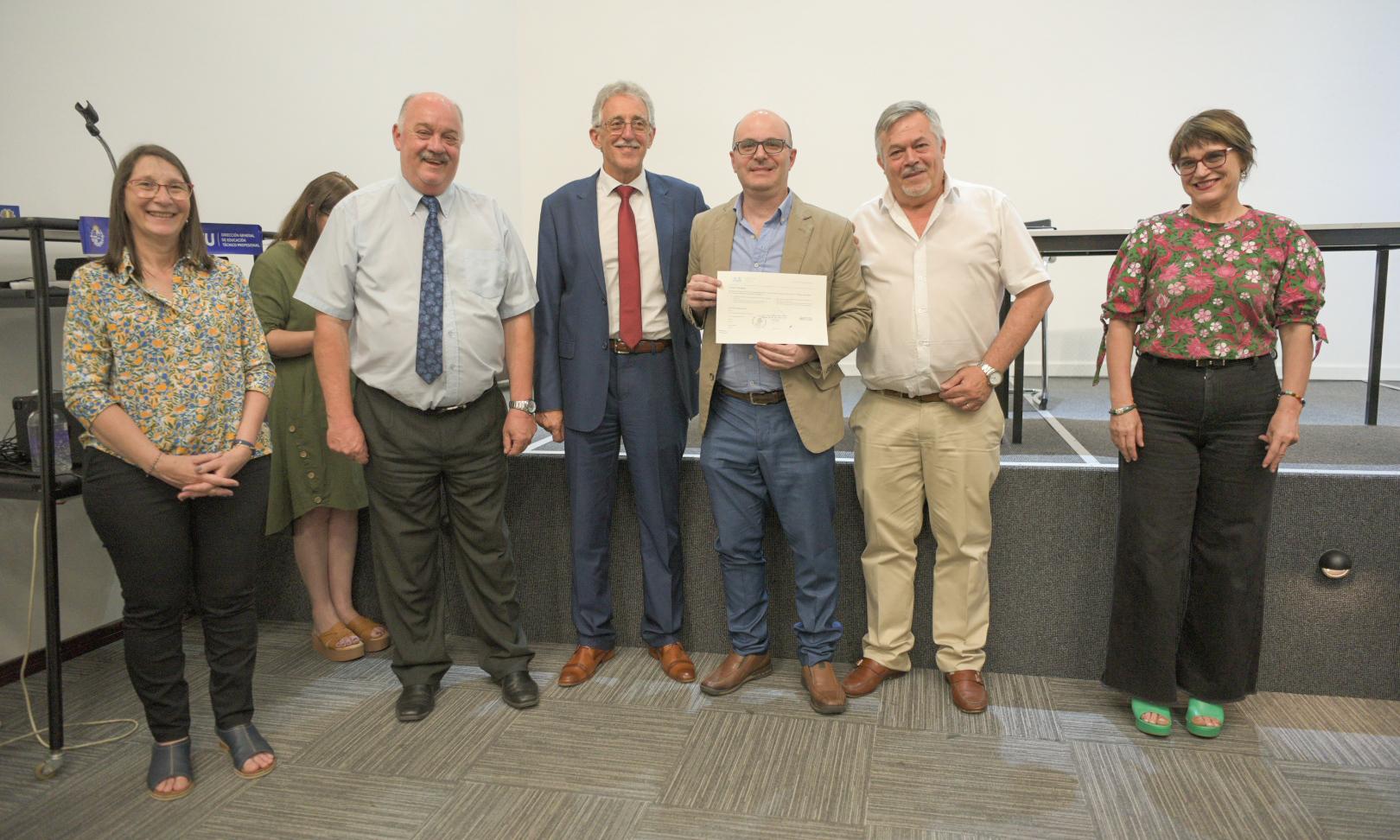 Emotivo acto de entrega de certificados CISCO a docentes de informática de UTU