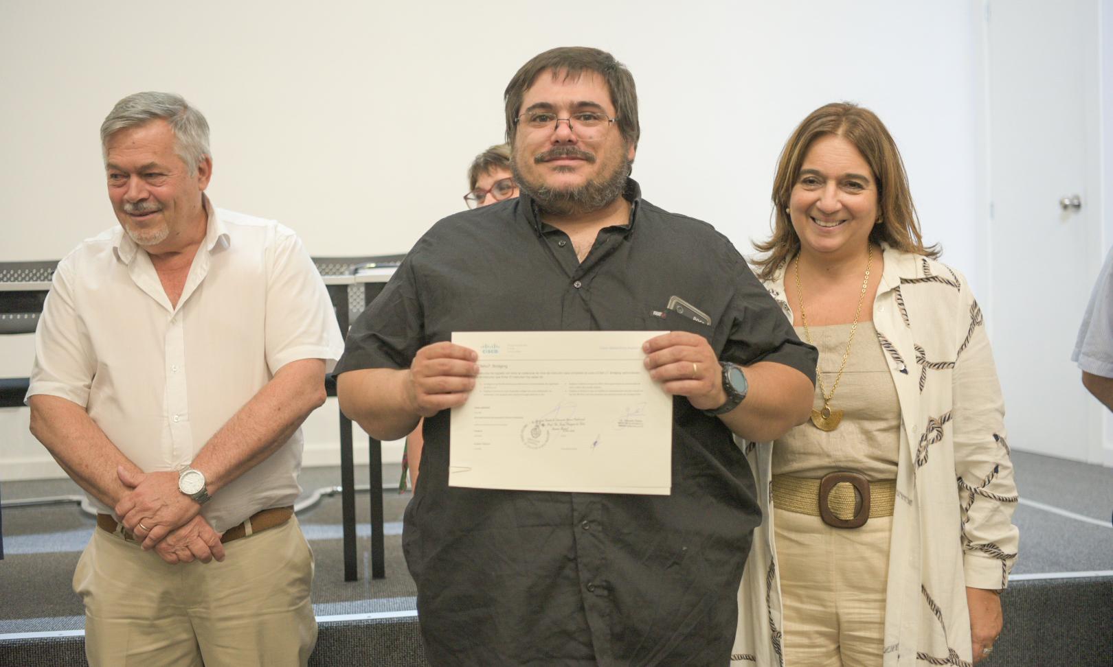 Emotivo acto de entrega de certificados CISCO a docentes de informática de UTU