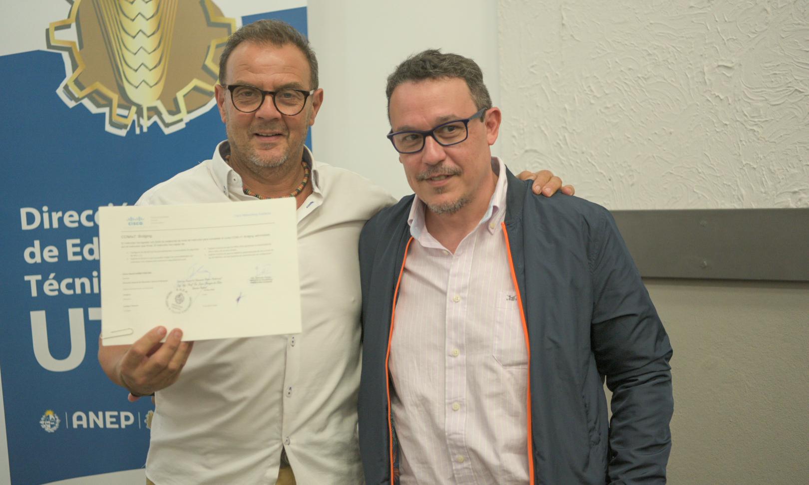Emotivo acto de entrega de certificados CISCO a docentes de informática de UTU