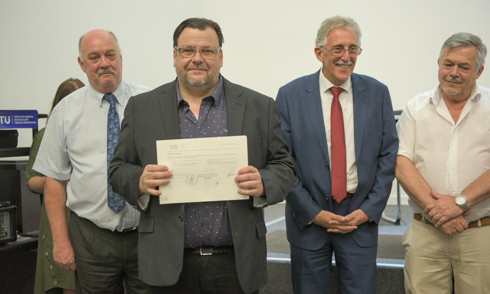 Emotivo acto de entrega de certificados CISCO a docentes de informática de UTU