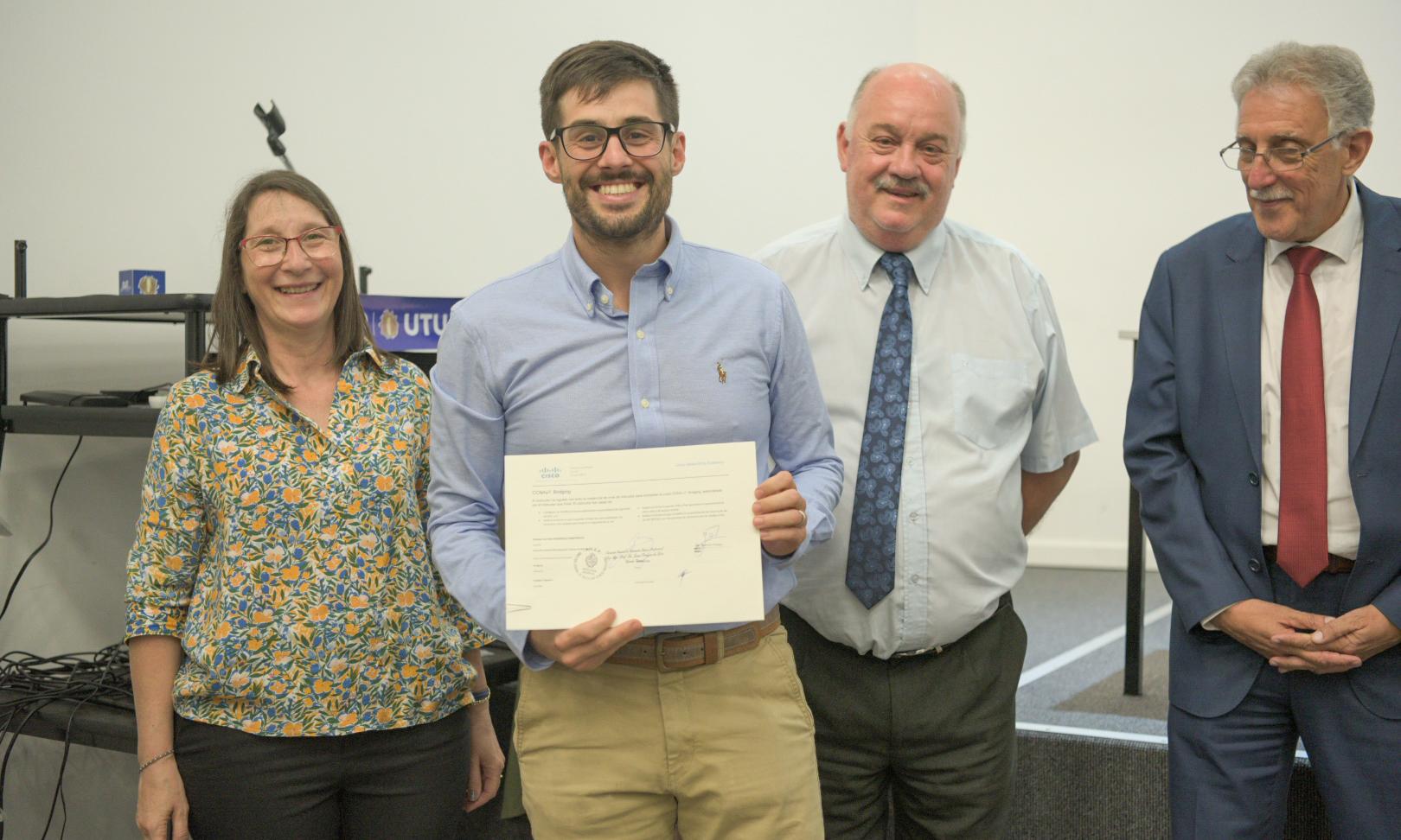 Emotivo acto de entrega de certificados CISCO a docentes de informática de UTU